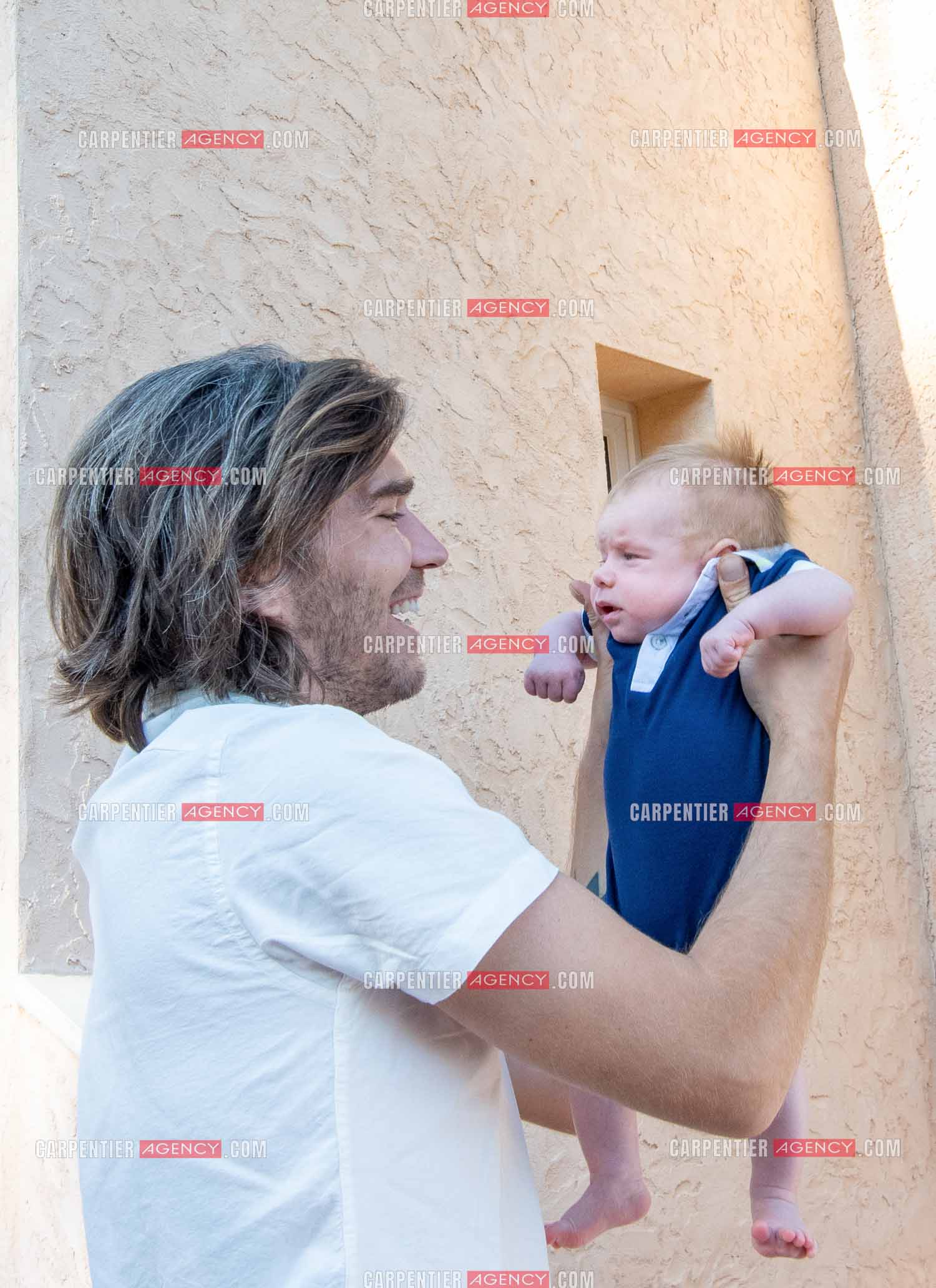 Le ténor Amaury Vassili lors de ses vacances d'été a Toulon dans le Var avec son petit garçon Anatoly tous juste agé de deux mois.   ( Exclusif )