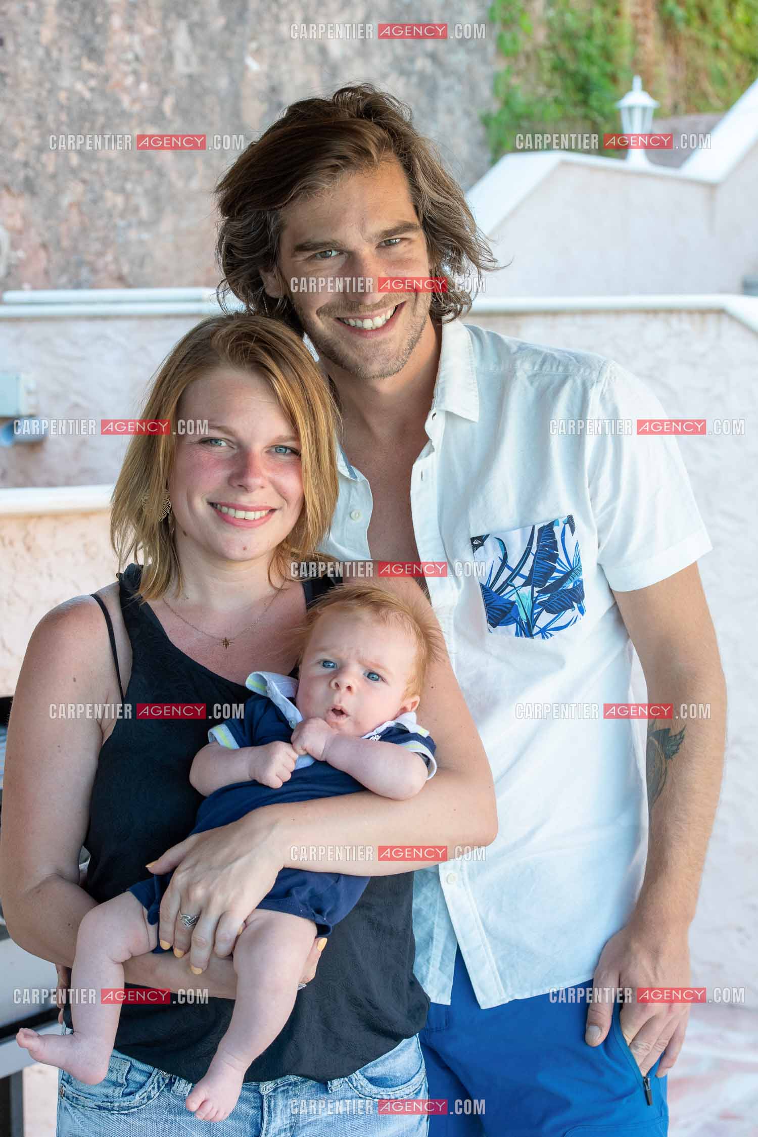 Le ténor Amaury Vassili lors de ses vacances d'été a Toulon dans le Var avec sa femme Stéphanie et leur petit garçon Anatoly tous juste agé de deux mois.   ( Exclusif )