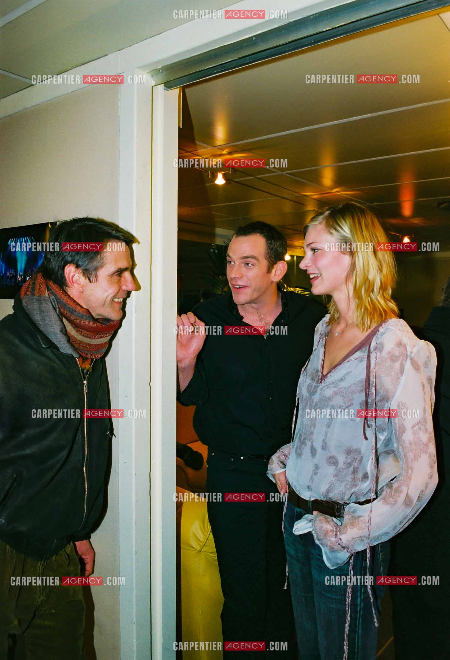 Le chanteur Garou en concert au POPB de Paris Bercy du 19 au 21 mars et le 12 avril 2002. Dans sa loge avec sa femme Ulrika et l'acteur britannique Jeremy Irons.  ( Exclusif )