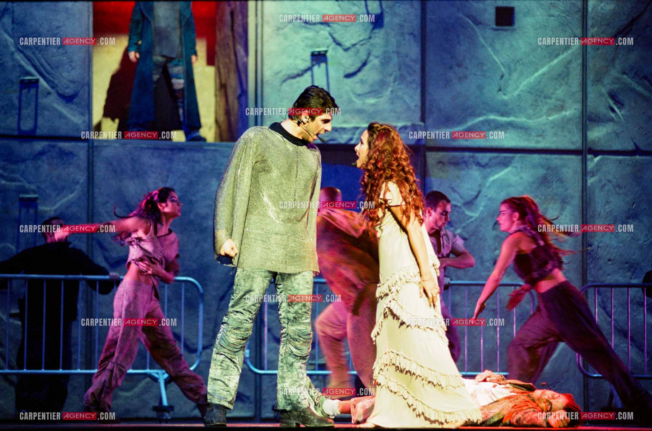 La comédie musicale Notre-Dame de Paris au Palais des Congrès de Paris à partir du 16 septembre 1998. La chanteuse Hélène Ségara dans le rôle de Esméralda, le chanteur Luck Mervil dans le rôle de Clopin et le chanteur Patrick Fiori dans le rôle de Phœbus.  ( Exclusif )