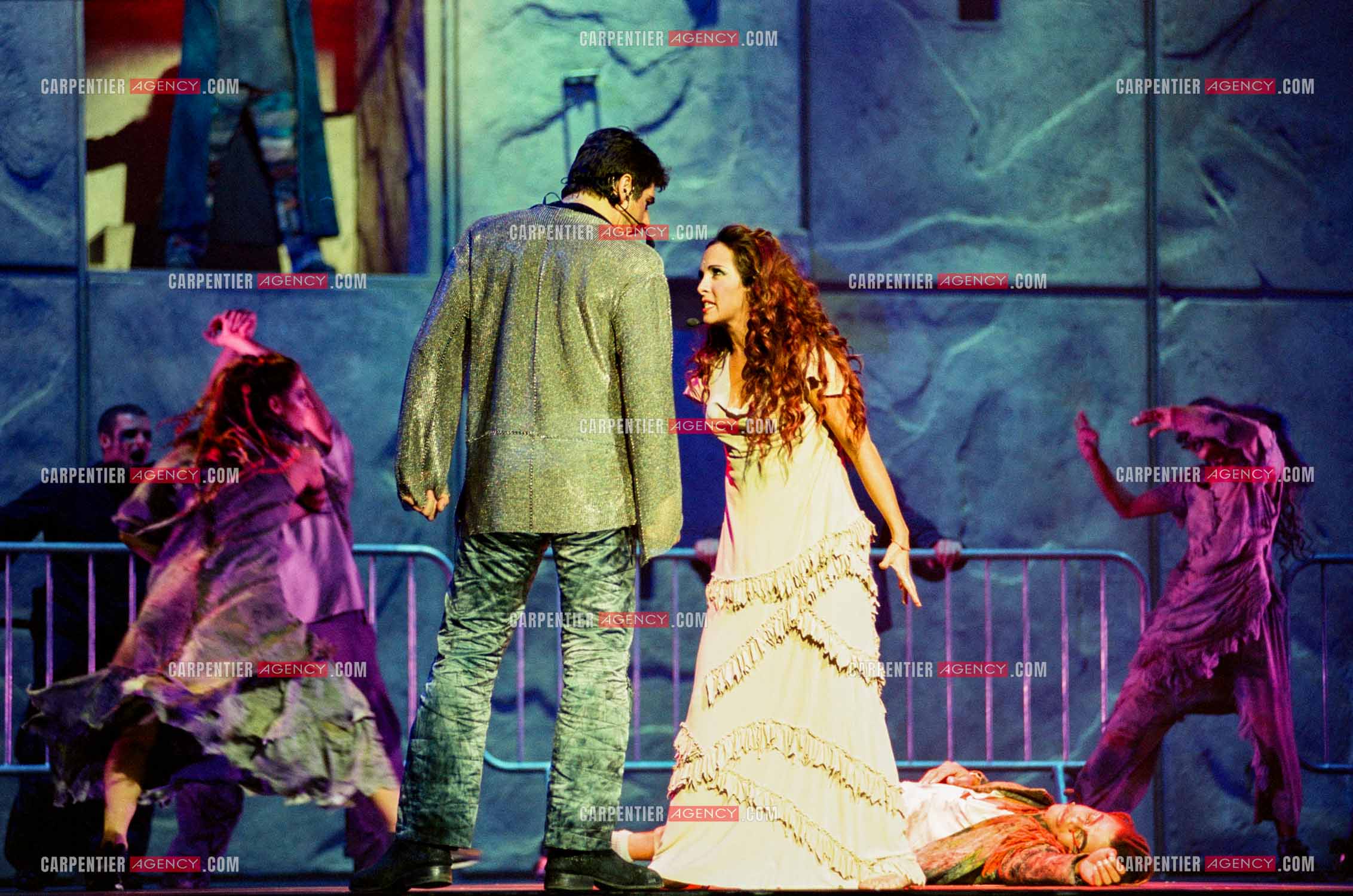 La comédie musicale Notre-Dame de Paris au Palais des Congrès de Paris à partir du 16 septembre 1998. La chanteuse Hélène Ségara dans le rôle de Esméralda, le chanteur Luck Mervil dans le rôle de Clopin et le chanteur Patrick Fiori dans le rôle de Phœbus.  ( Exclusif )