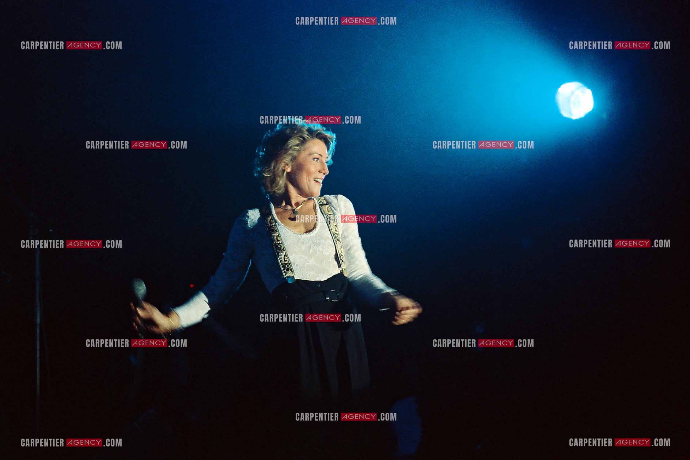 La chanteuse Sheila annonce ses adieux à la scène en faisant une série de concerts à l’Olympia du 03 au 15 octobre 1989.