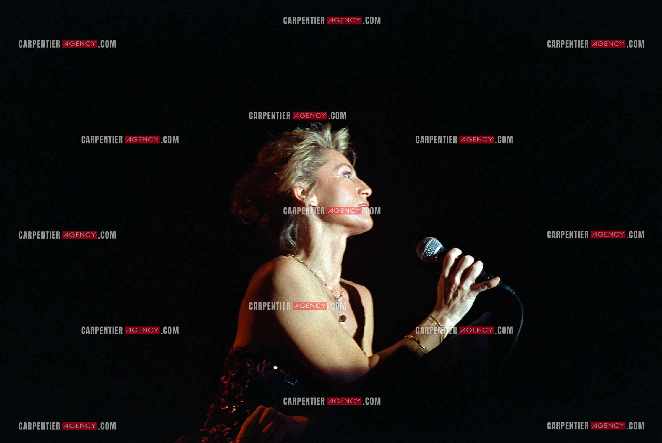 La chanteuse Sheila annonce ses adieux à la scène en faisant une série de concerts à l’Olympia du 03 au 15 octobre 1989.