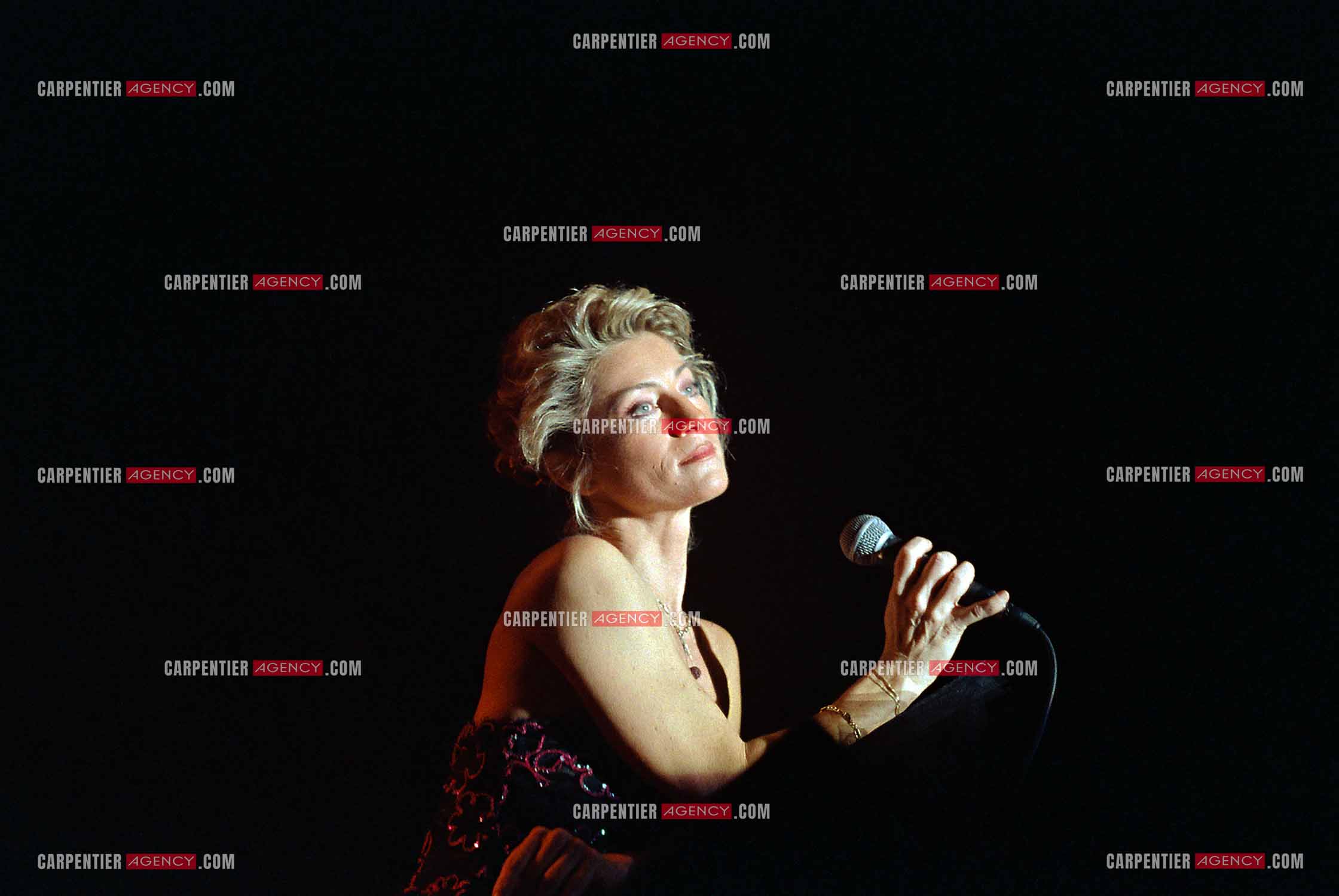 La chanteuse Sheila annonce ses adieux à la scène en faisant une série de concerts à l’Olympia du 03 au 15 octobre 1989.
