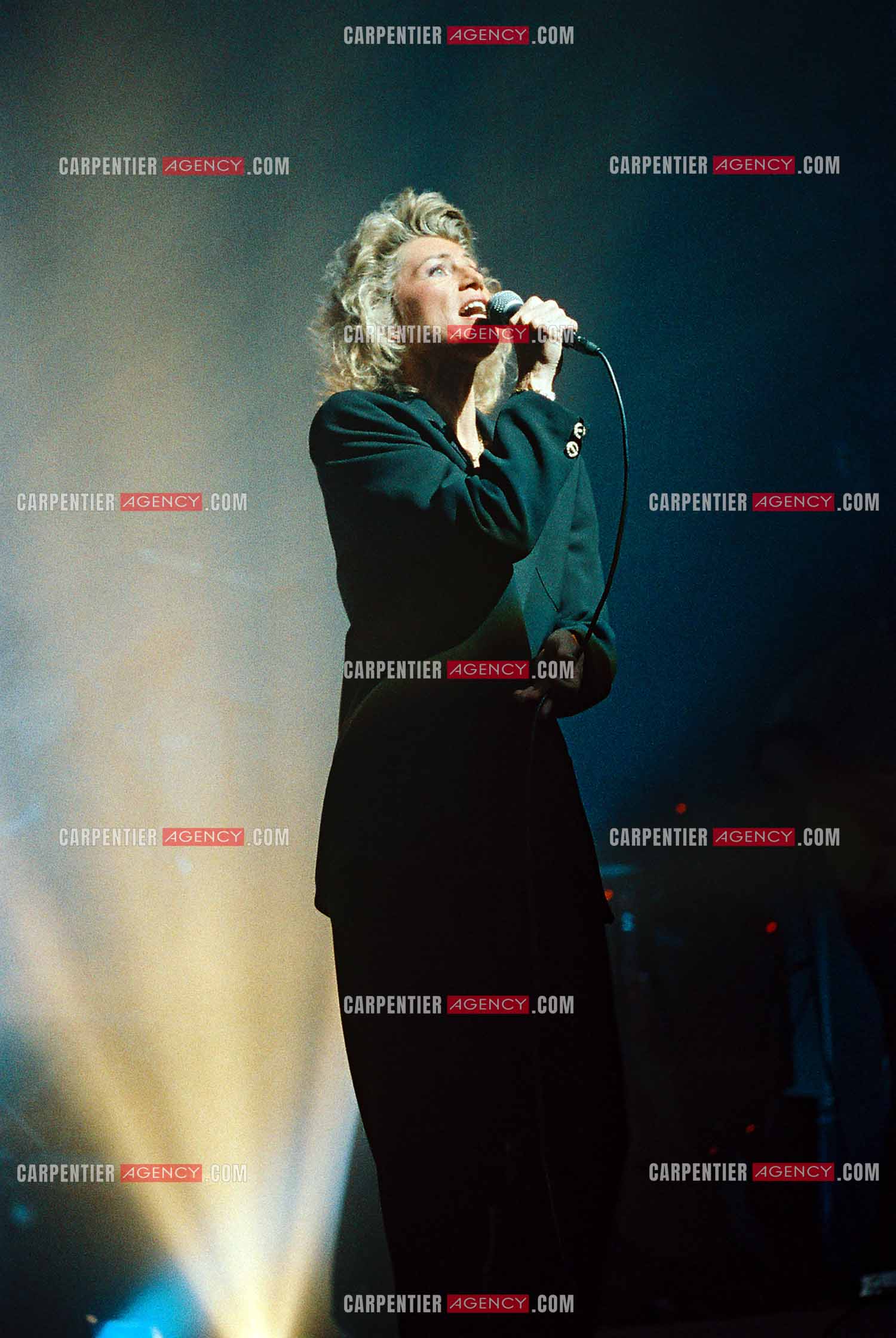 La chanteuse Sheila annonce ses adieux à la scène en faisant une série de concerts à l’Olympia du 03 au 15 octobre 1989.