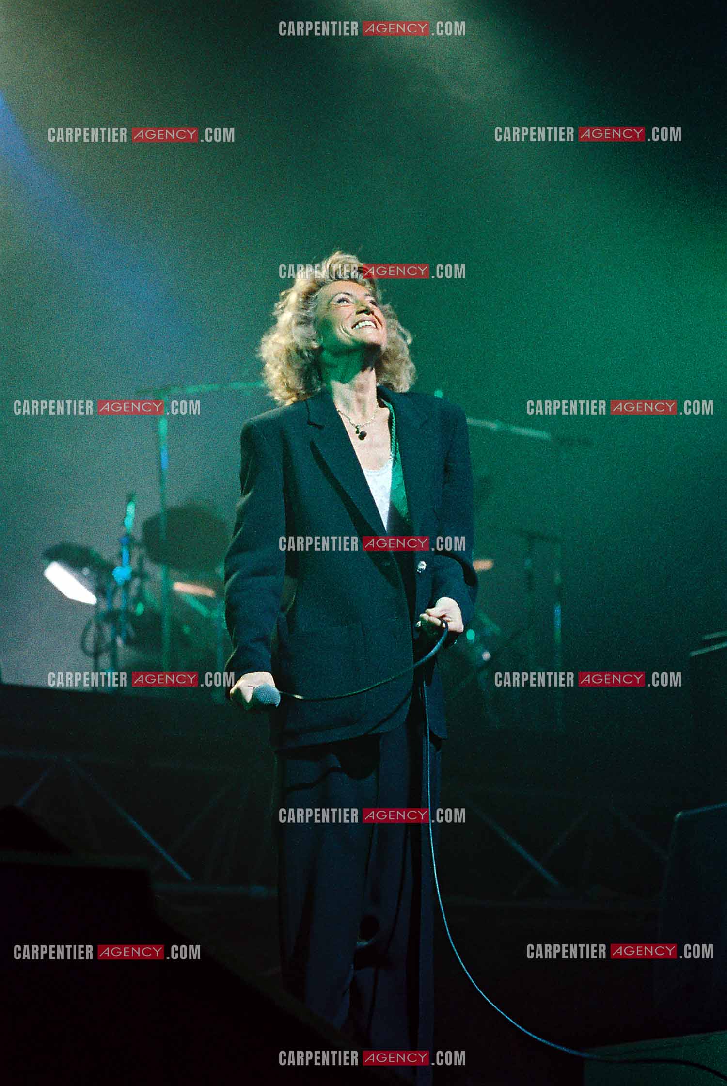 La chanteuse Sheila annonce ses adieux à la scène en faisant une série de concerts à l’Olympia du 03 au 15 octobre 1989.