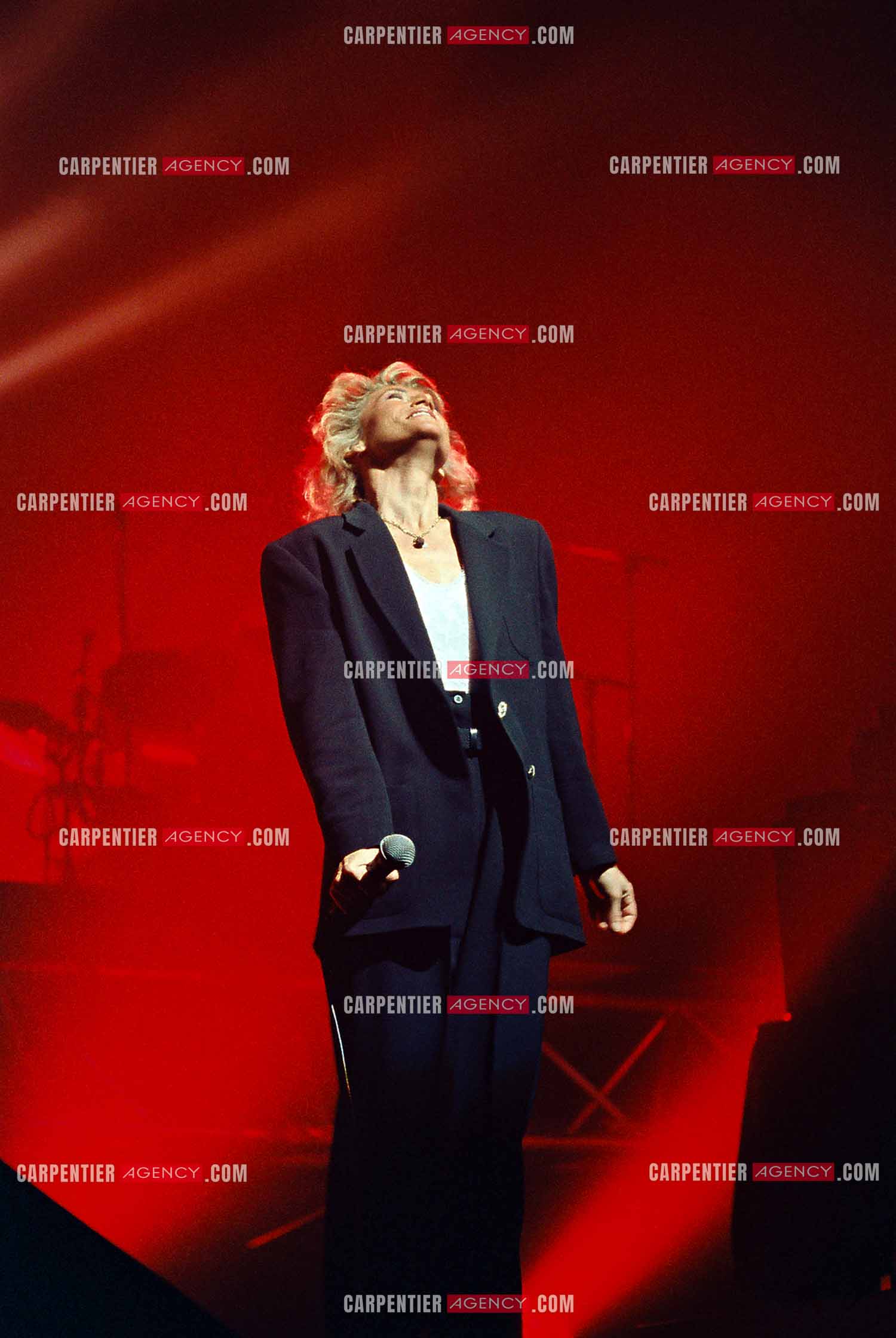 La chanteuse Sheila annonce ses adieux à la scène en faisant une série de concerts à l’Olympia du 03 au 15 octobre 1989.