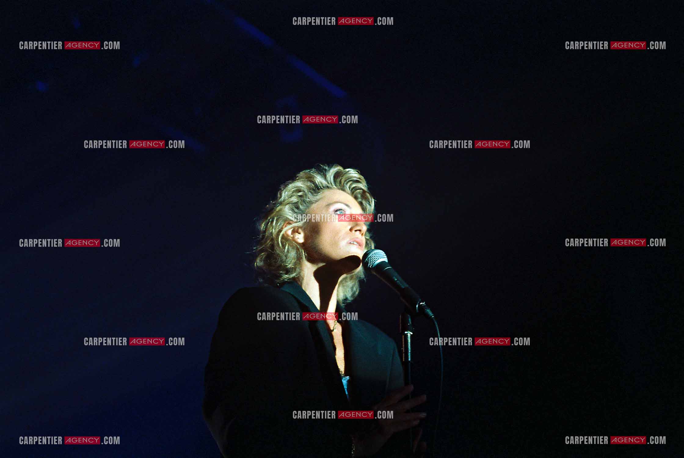La chanteuse Sheila annonce ses adieux à la scène en faisant une série de concerts à l’Olympia du 03 au 15 octobre 1989.