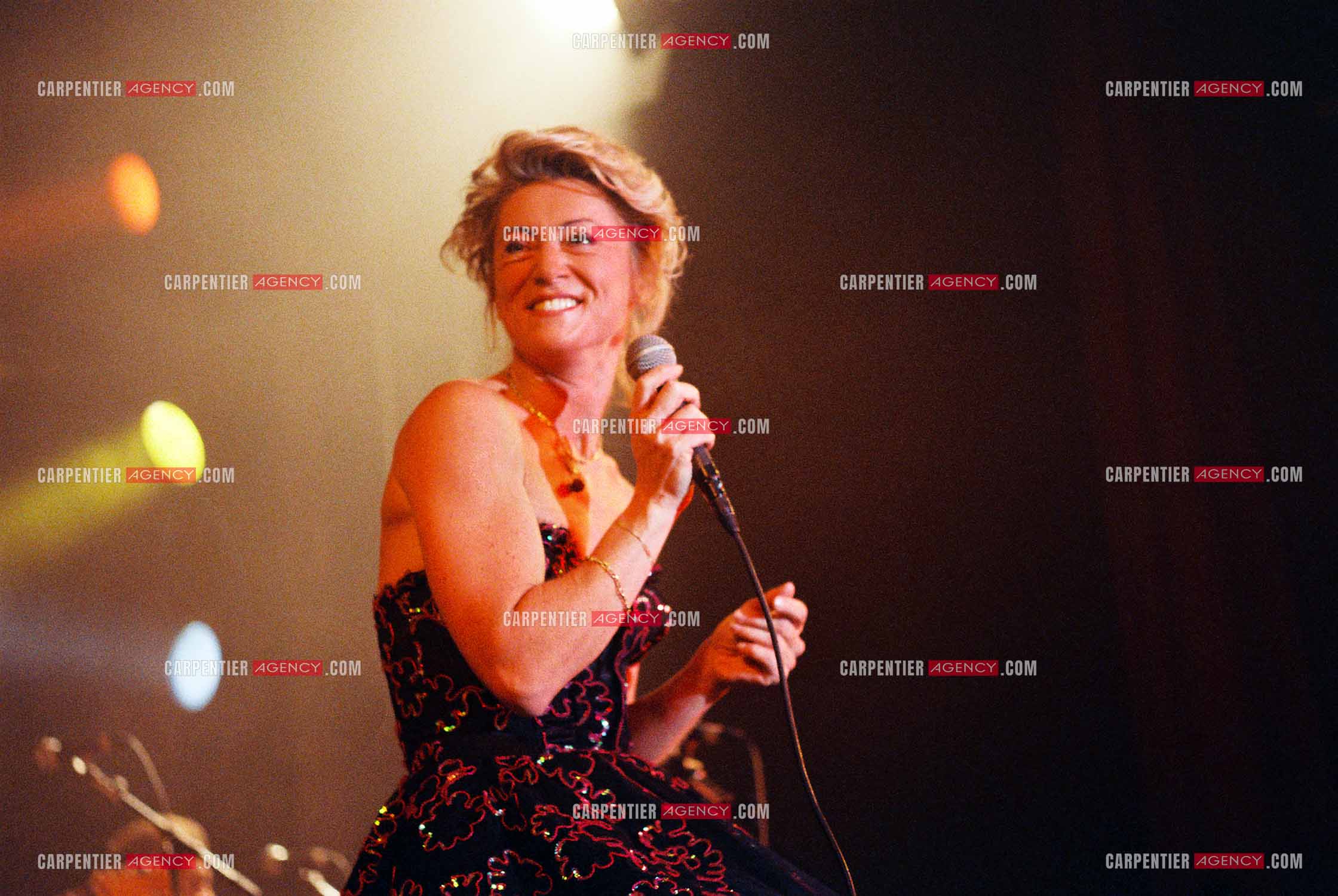La chanteuse Sheila annonce ses adieux à la scène en faisant une série de concerts à l’Olympia du 03 au 15 octobre 1989.