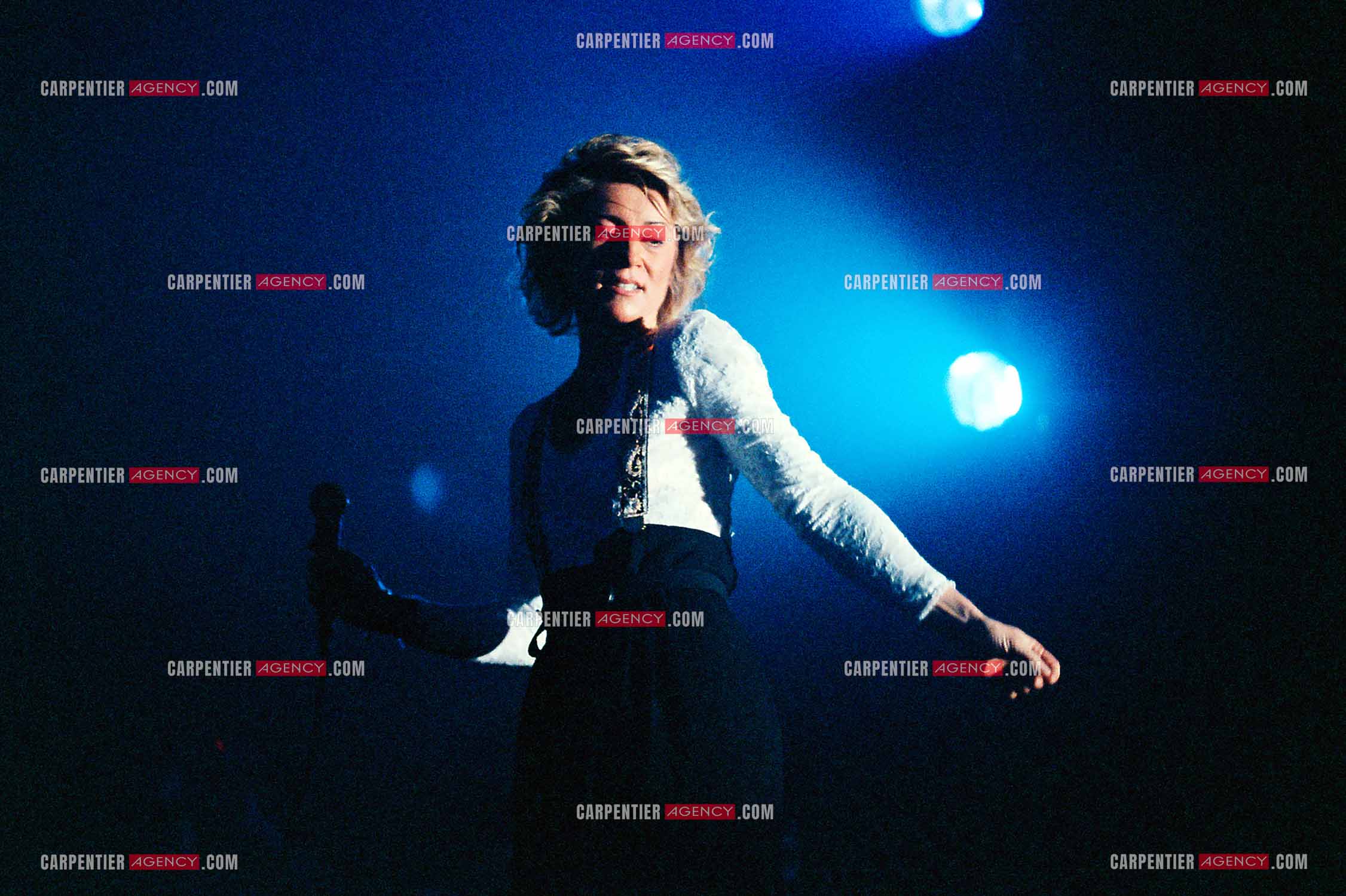 La chanteuse Sheila annonce ses adieux à la scène en faisant une série de concerts à l’Olympia du 03 au 15 octobre 1989.