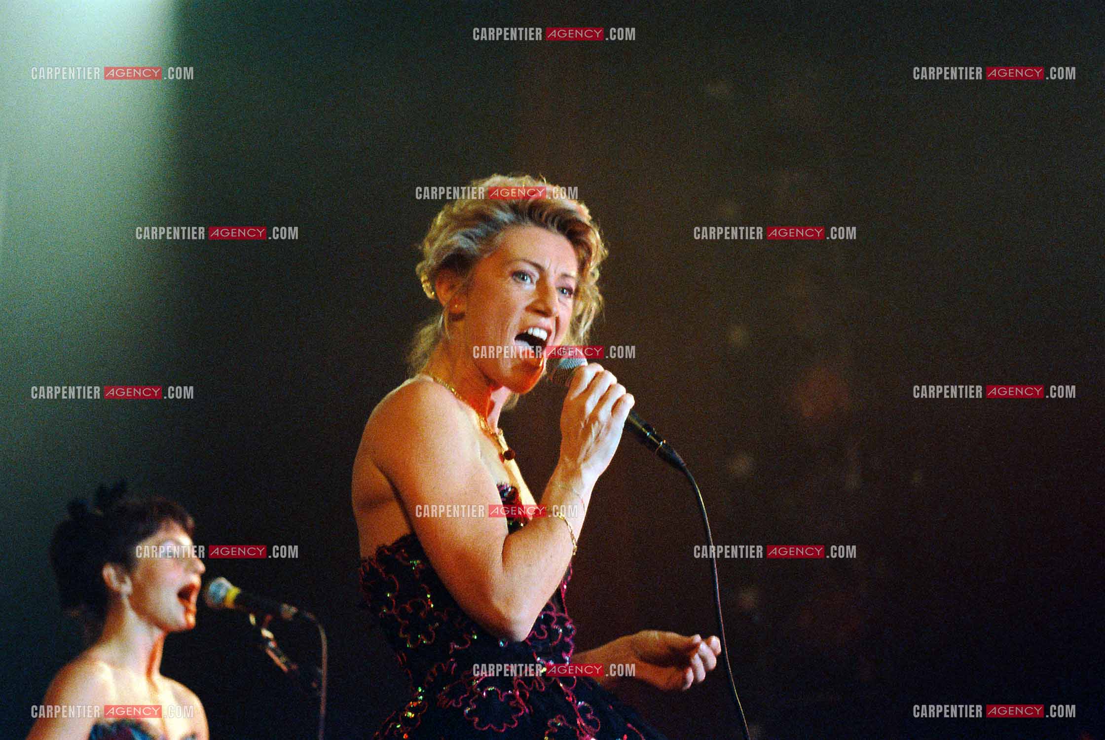 La chanteuse Sheila annonce ses adieux à la scène en faisant une série de concerts à l’Olympia du 03 au 15 octobre 1989.