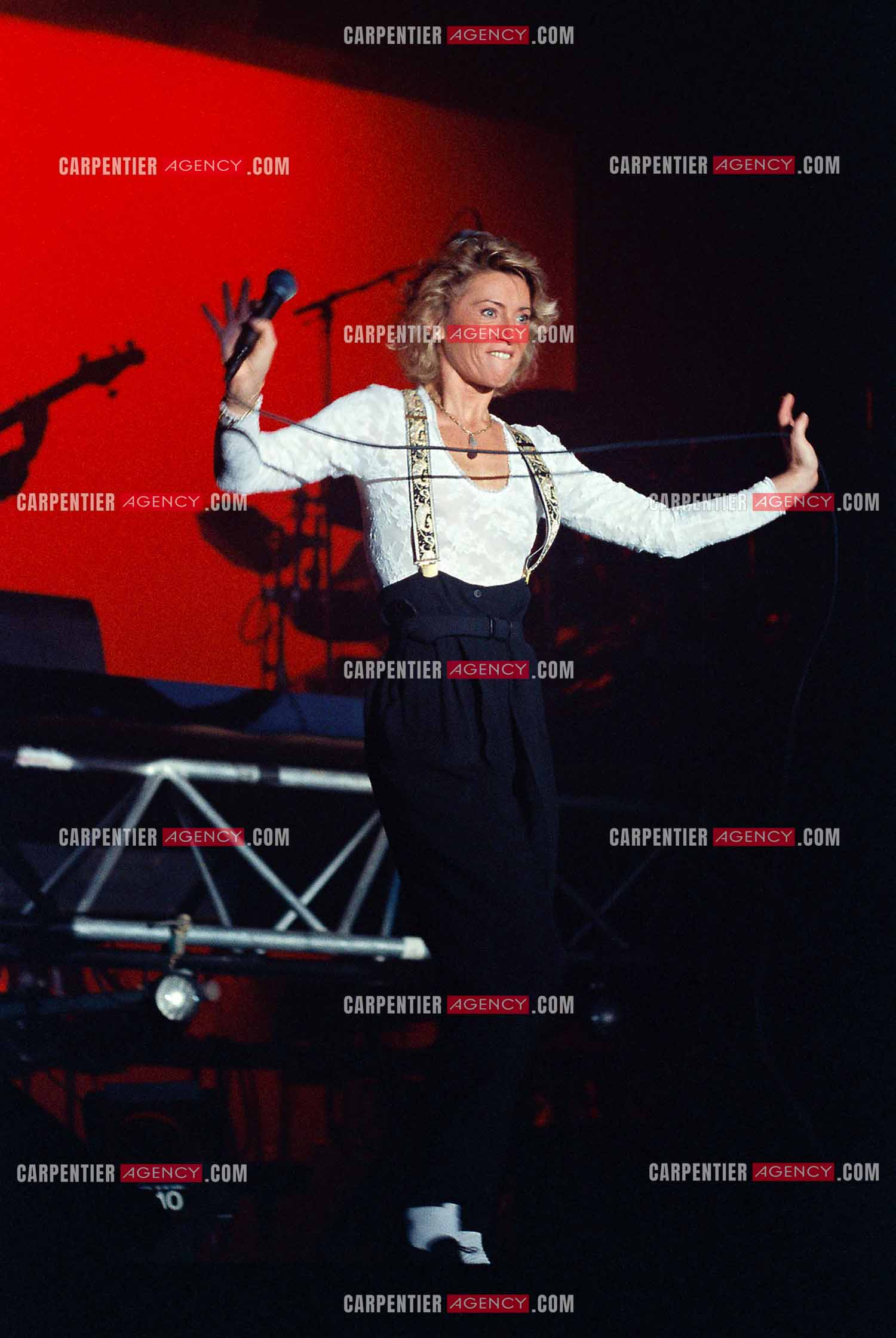 La chanteuse Sheila annonce ses adieux à la scène en faisant une série de concerts à l’Olympia du 03 au 15 octobre 1989.