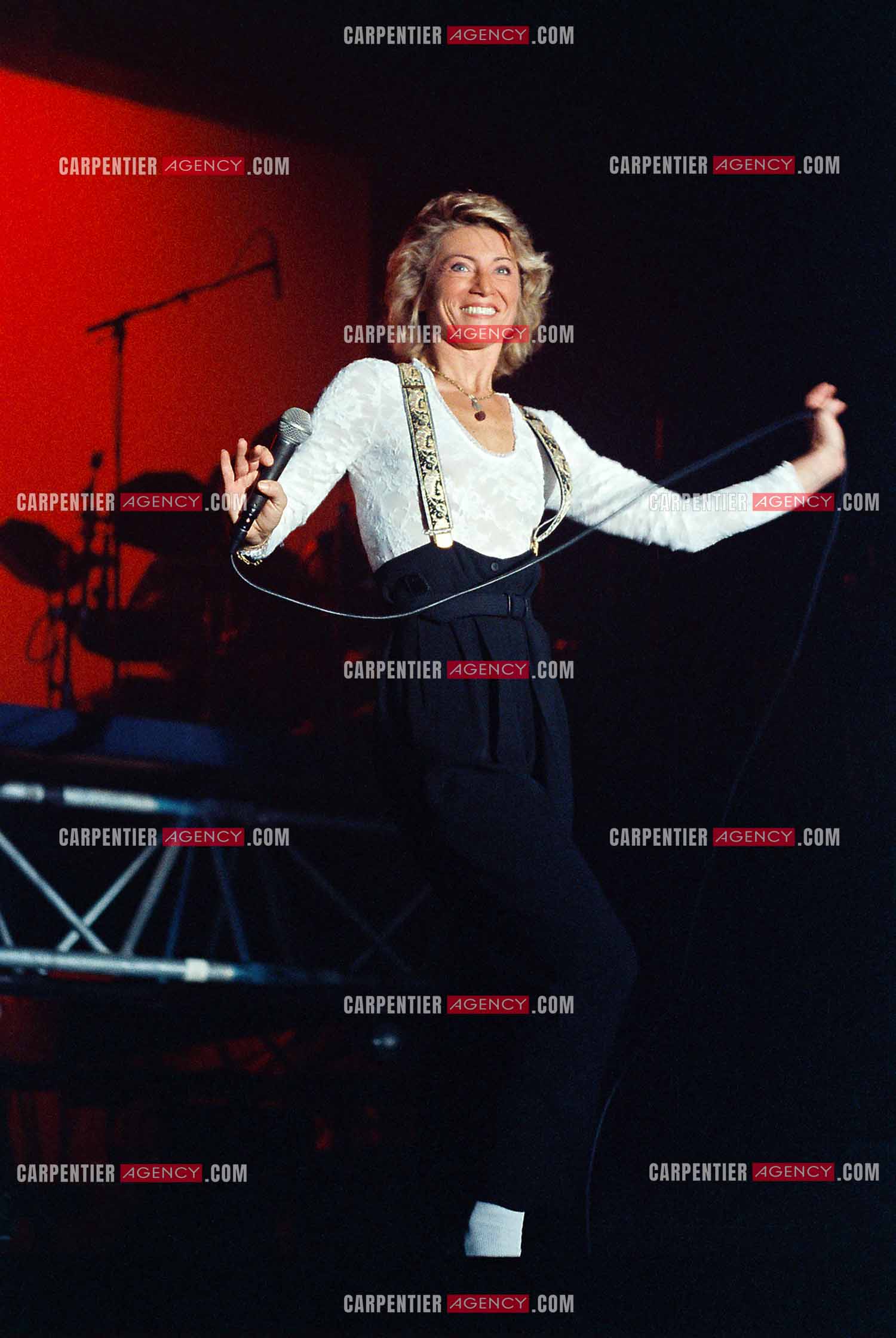 La chanteuse Sheila annonce ses adieux à la scène en faisant une série de concerts à l’Olympia du 03 au 15 octobre 1989.