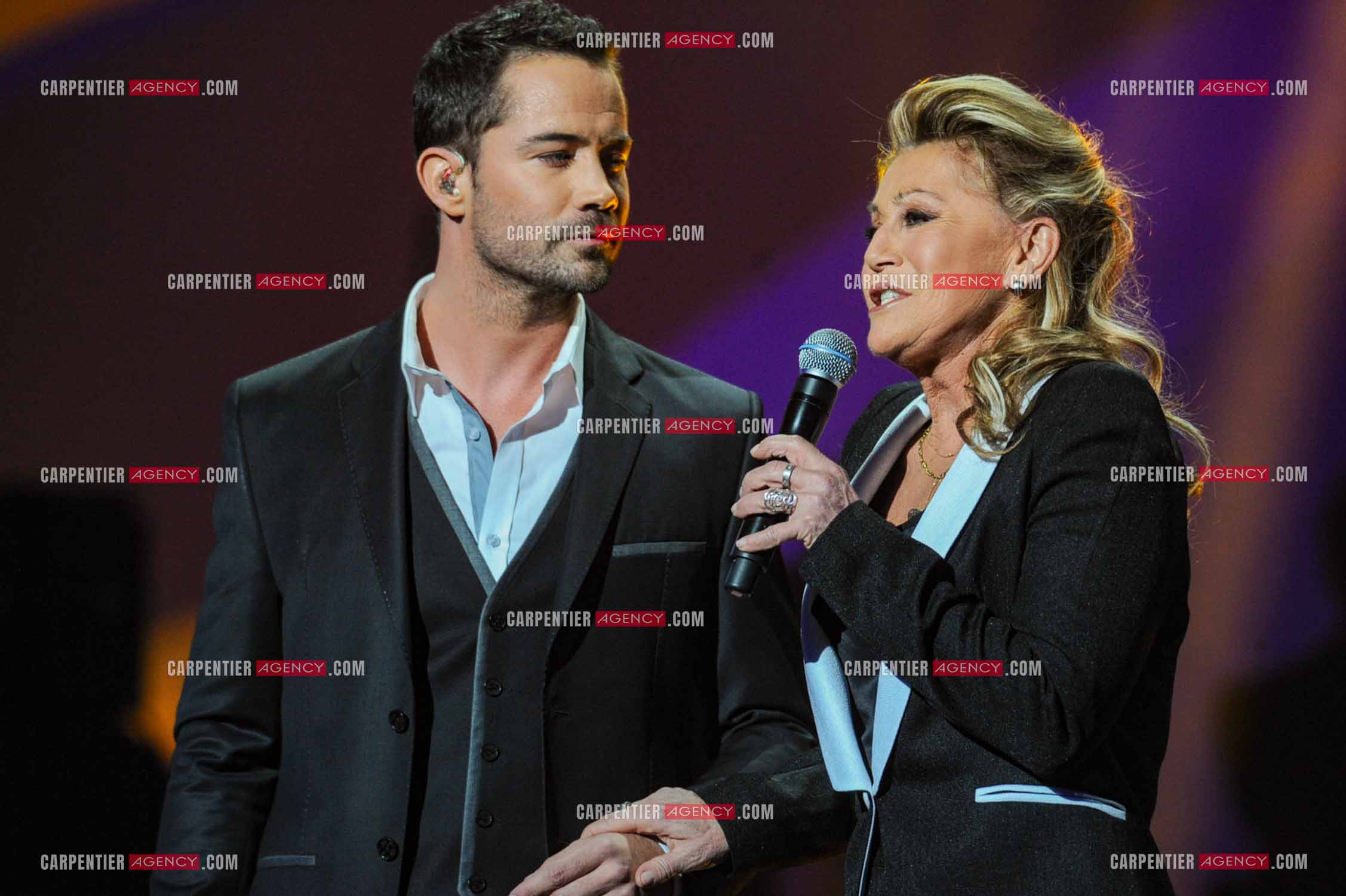 28e cérémonie des Victoires de la musique le 8 février 2013 au Zénith de Paris. La chanteuse Sheila reçoit la victoire d'honneur des mains du chanteur Emmanuel Moire.