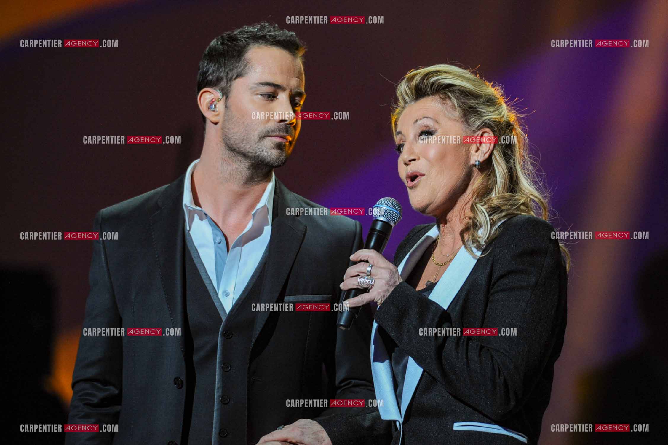 28e cérémonie des Victoires de la musique le 8 février 2013 au Zénith de Paris. La chanteuse Sheila reçoit la victoire d'honneur des mains du chanteur Emmanuel Moire.