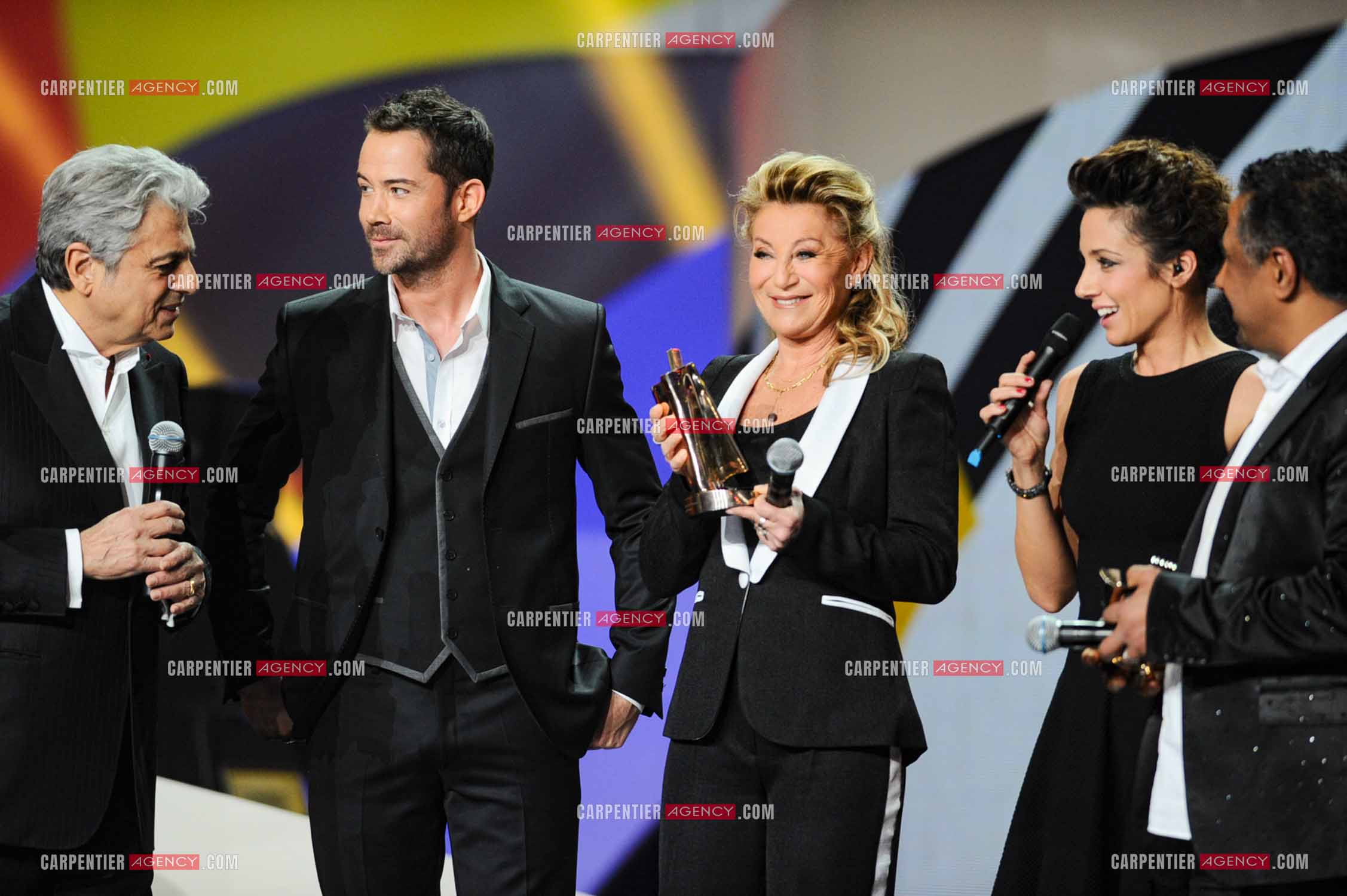 28e cérémonie des Victoires de la musique le 8 février 2013 au Zénith de Paris. La chanteuse Sheila entourée de l'animatrice Virginie Guilhaume et des chanteurs Enrico Macias et Khaled reçoit la victoire d'honneur des mains du chanteur Emmanuel Moire.