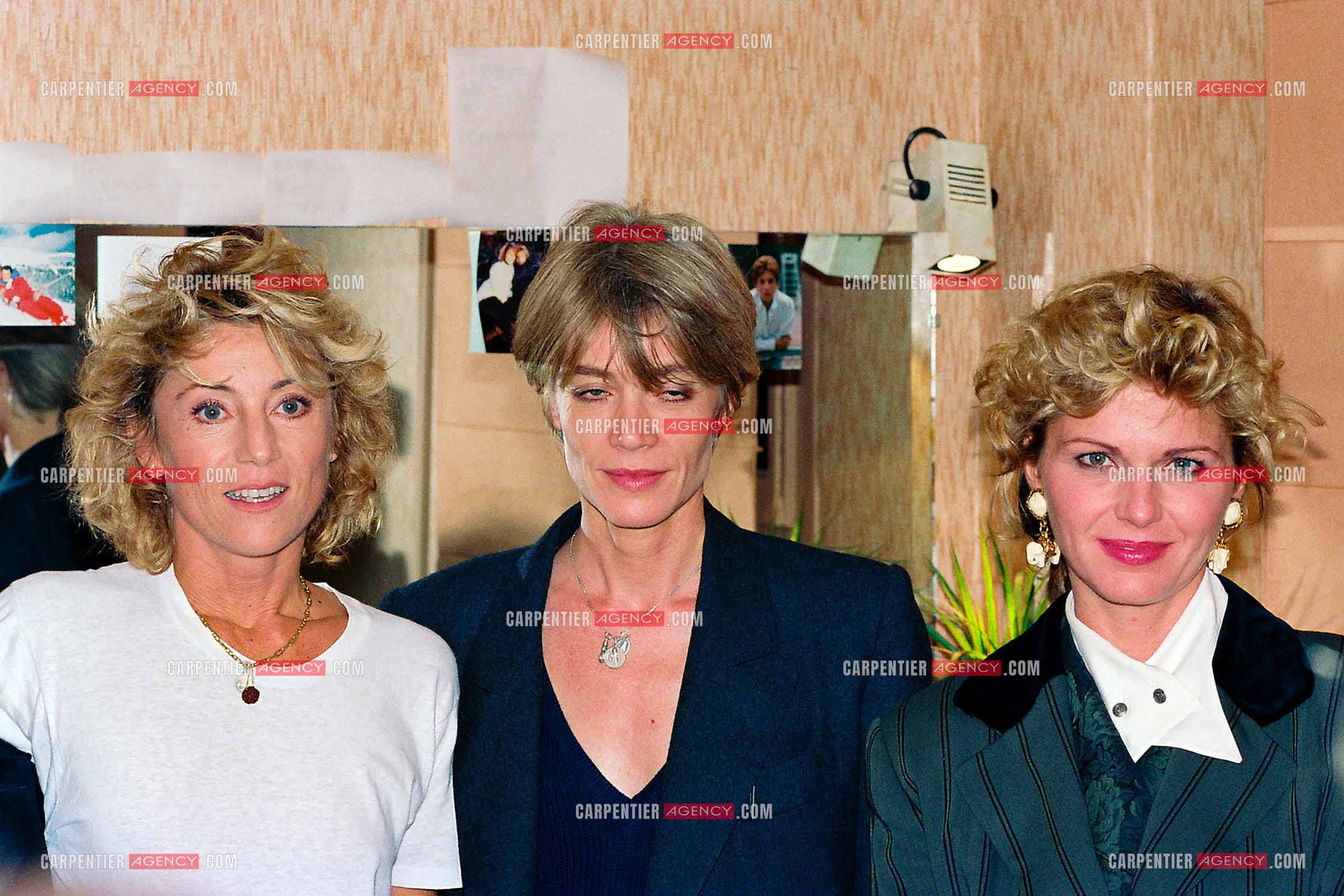 La chanteuse Sheila annonce ses adieux à la scène en faisant une série de concerts à l’Olympia du 03 au 15 octobre 1989. Dans sa loge, Sheila avec ses deux amies Françoise Hardy et Jeane Manson. ( Exclusif )