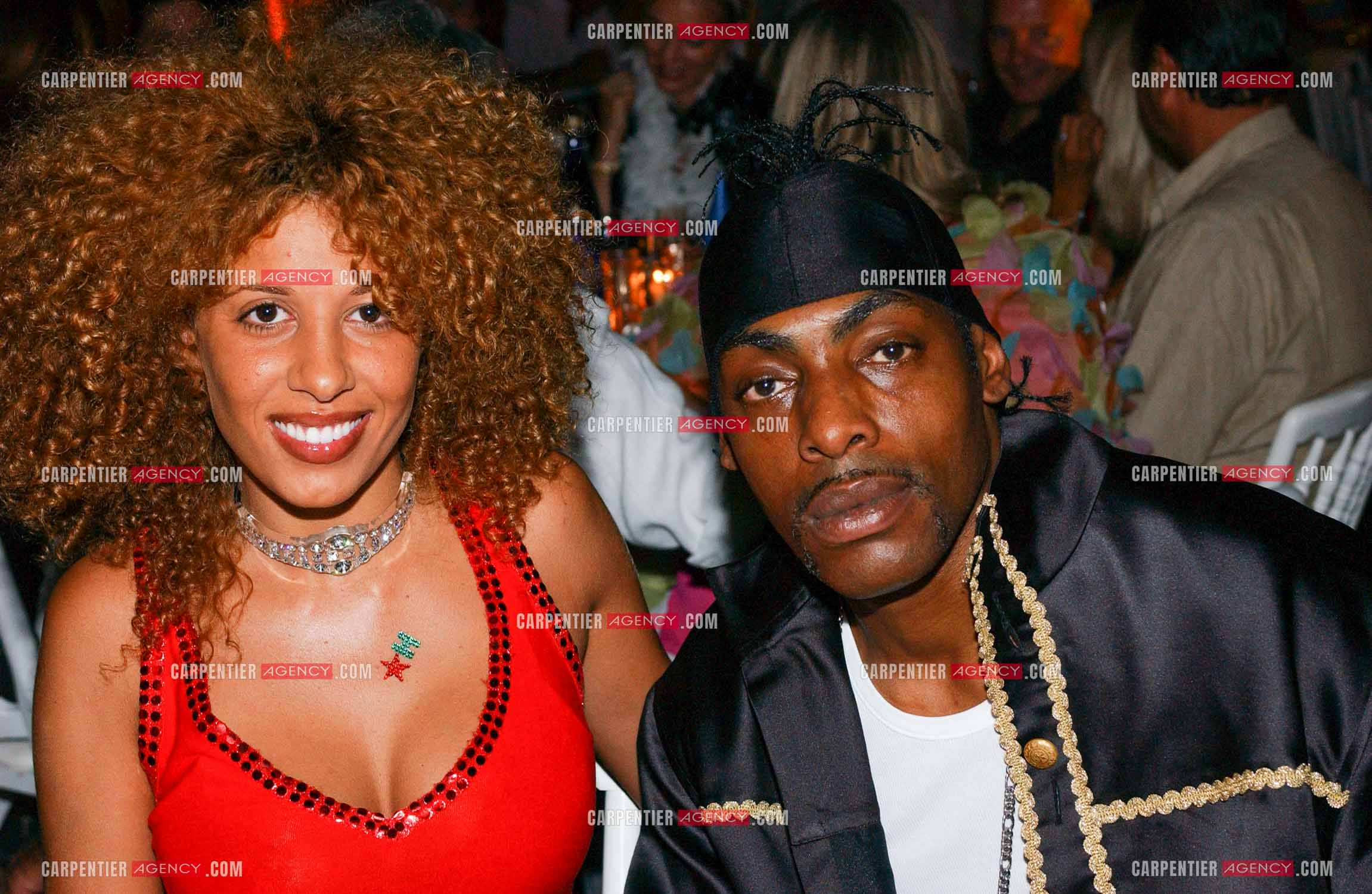 Soirée bal masqué à St Tropez. La chanteuse Afida Turner ( Lesly dans Loft Story 2 ) et le rappeur Coolio, à Saint-Tropez, le 15 août 2004.   ( Exclusif )