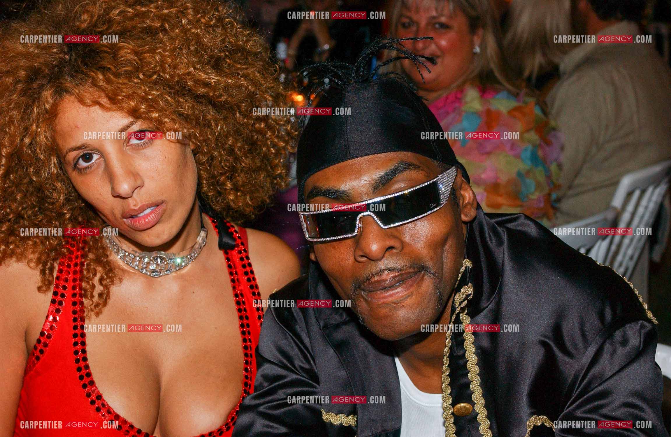 Soirée bal masqué à St Tropez. La chanteuse Afida Turner ( Lesly dans Loft Story 2 ) et le rappeur Coolio, à Saint-Tropez, le 15 août 2004.   ( Exclusif )