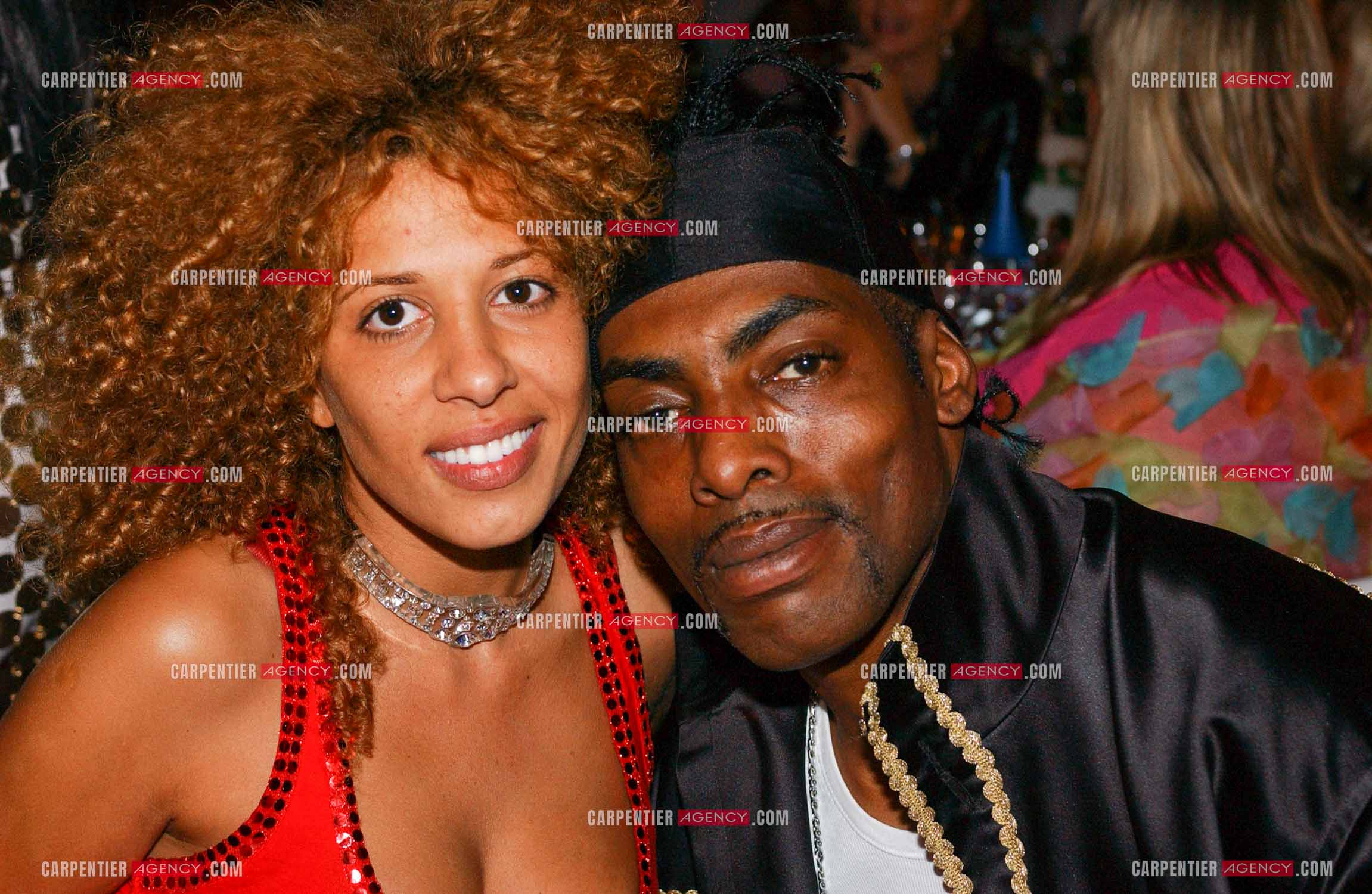 Soirée bal masqué à St Tropez. La chanteuse Afida Turner ( Lesly dans Loft Story 2 ) et le rappeur Coolio, à Saint-Tropez, le 15 août 2004.   ( Exclusif )