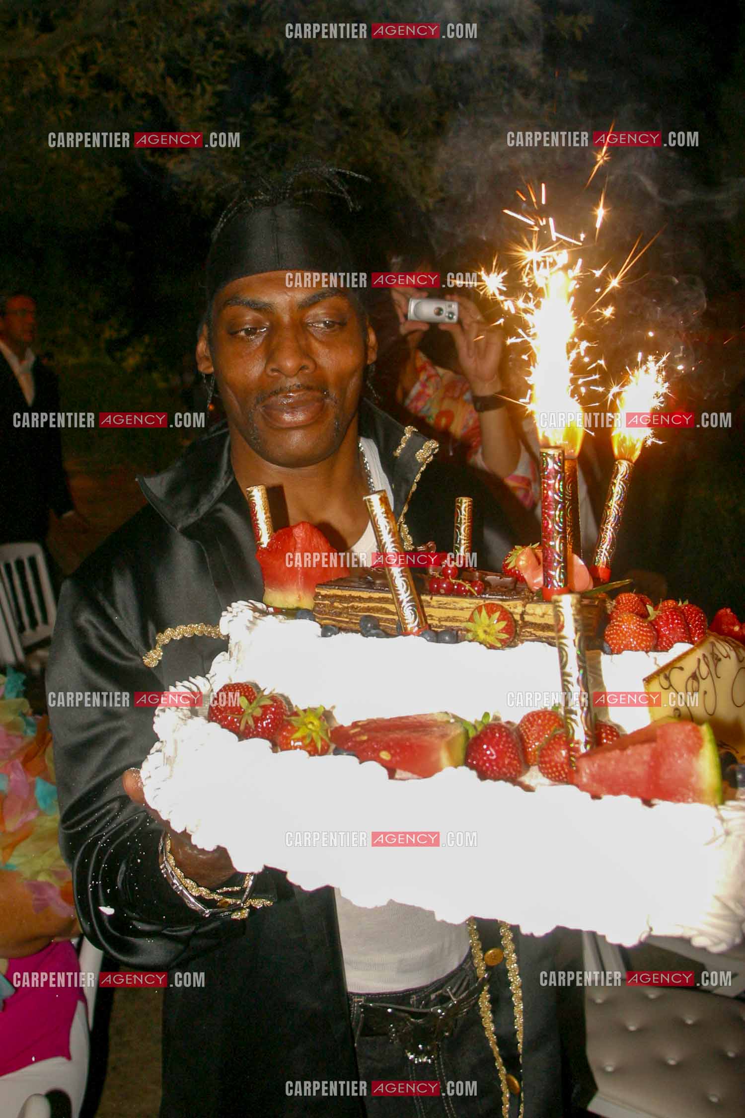 Soirée bal masqué à St Tropez. La chanteuse Afida Turner ( Lesly dans Loft Story 2 ) et le rappeur Coolio, à Saint-Tropez, le 15 août 2004.   ( Exclusif )