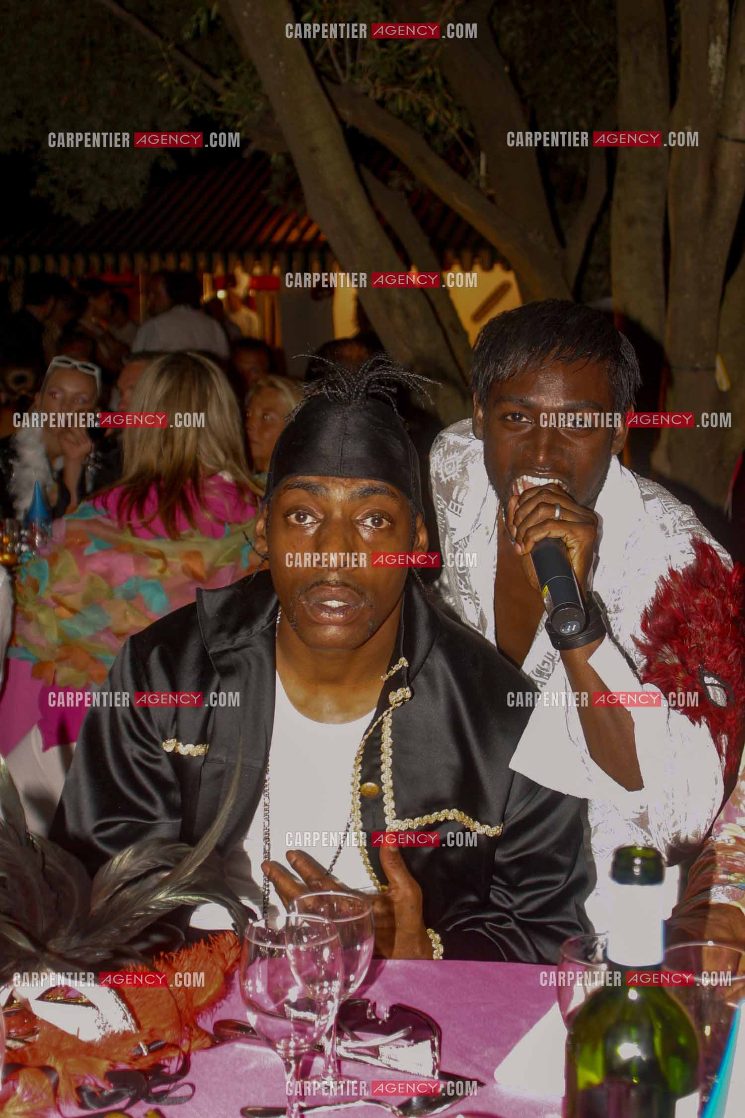 Soirée bal masqué à St Tropez. La chanteuse Afida Turner ( Lesly dans Loft Story 2 ) et le rappeur Coolio, à Saint-Tropez, le 15 août 2004.   ( Exclusif )
