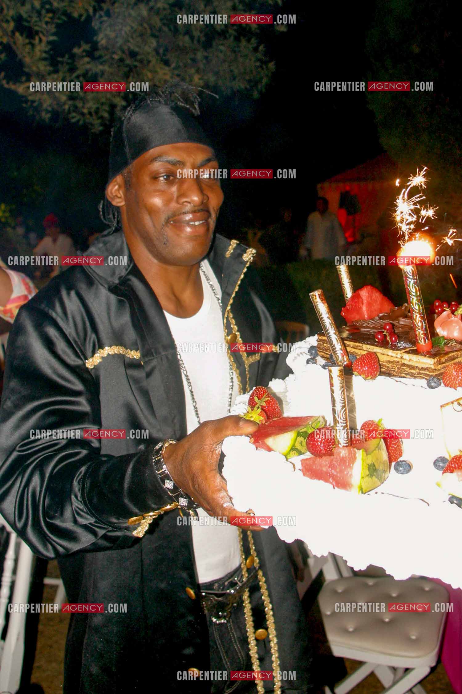 Soirée bal masqué à St Tropez. La chanteuse Afida Turner ( Lesly dans Loft Story 2 ) et le rappeur Coolio, à Saint-Tropez, le 15 août 2004.   ( Exclusif )