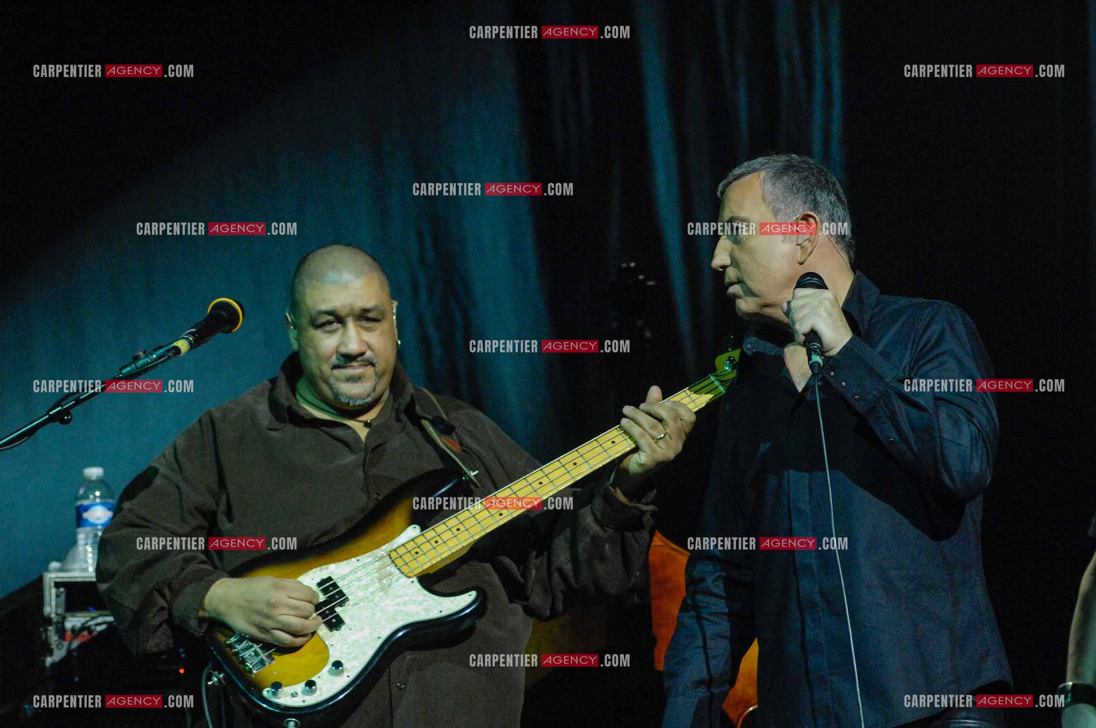 Le chanteur Bernard Lavilliers et son bassiste Thierry Fanfant en concert au Zénith de Paris en 2008.   ( Exclusif )