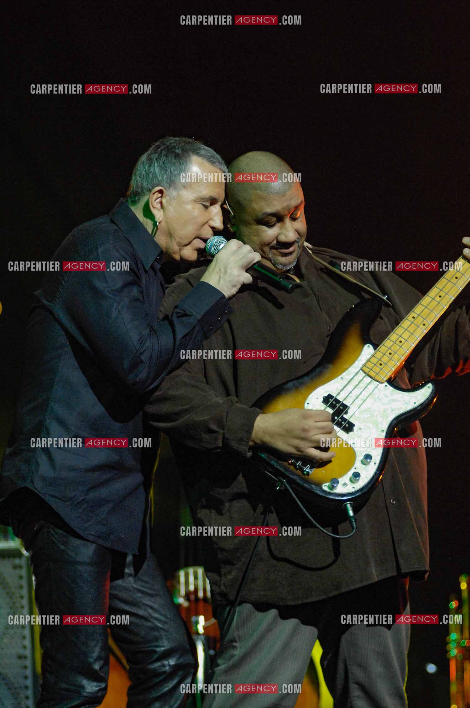 Le chanteur Bernard Lavilliers et son bassiste Thierry Fanfant en concert au Zénith de Paris en 2008.   ( Exclusif )