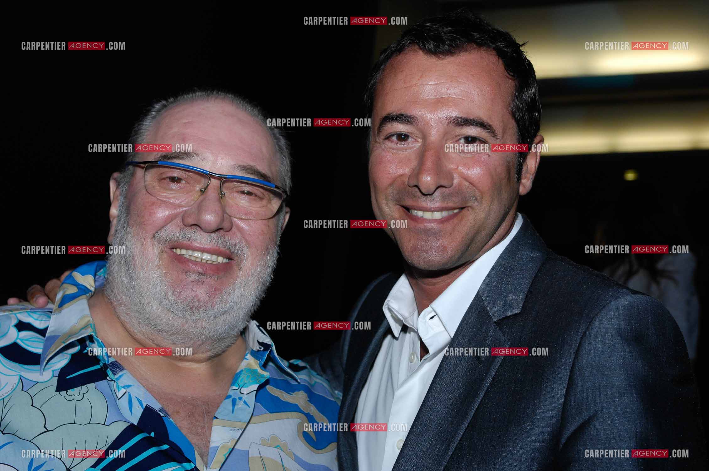 Le chanteur Carlos et l'animateur Bernard Montiel.   ( Exclusif )