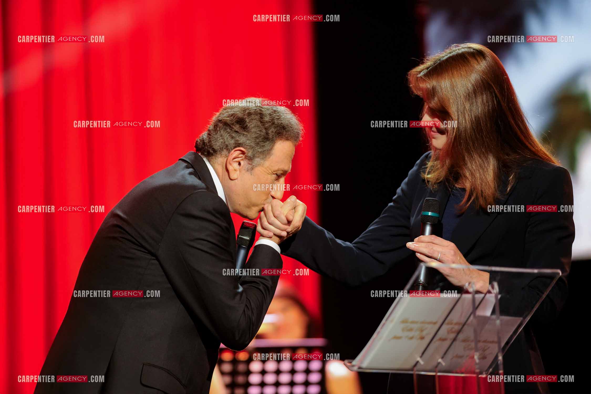 La première dame Carla Bruni Sarkozy invitée d'honneur de l'émission spéciale sur Edith Piaf “Pour + de Vie“ présentée par Michel Drucker.