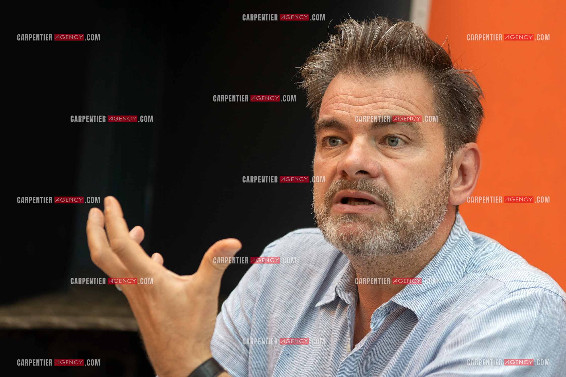 L'acteur Clovis Cornillac venu présenter son film “ Si on chantait “ au cinéma “ SIX N'ÉTOILES “ de Six Fours Les Plages.       ( Exclusif )