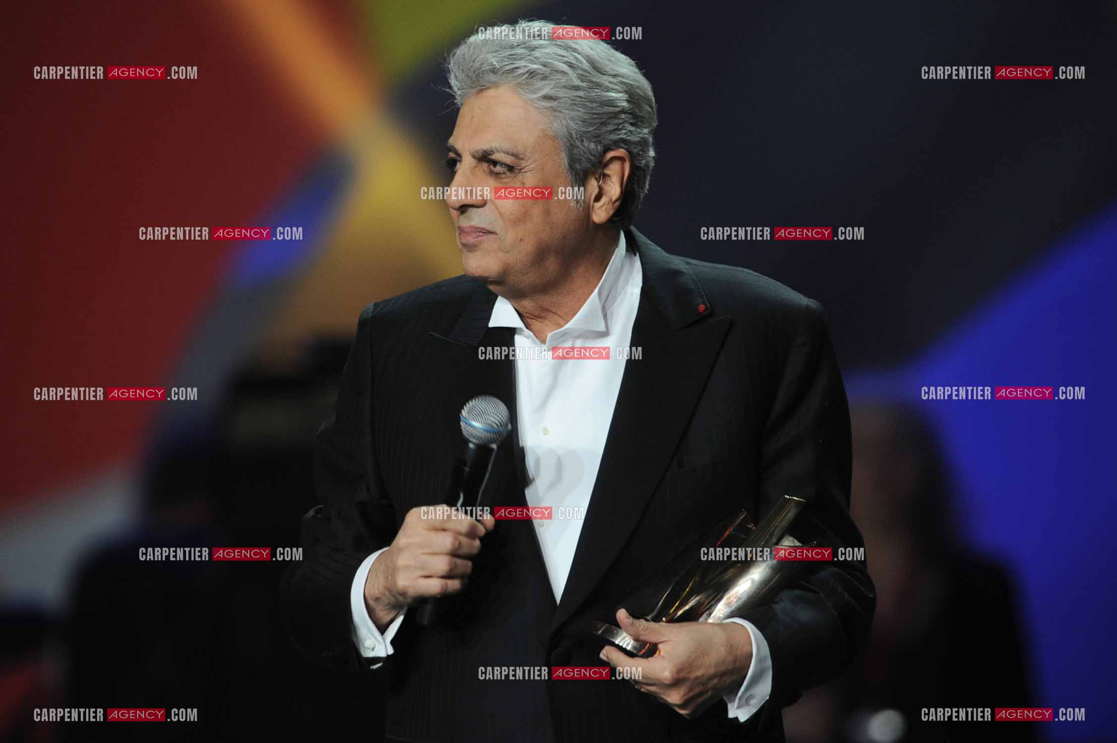 28e cérémonie des Victoires de la musique le 8 février 2013 au Zénith de Paris. Le chanteur Enrico Macias reçoiot la victoire d'honneur des mains du chanteur Khaled.