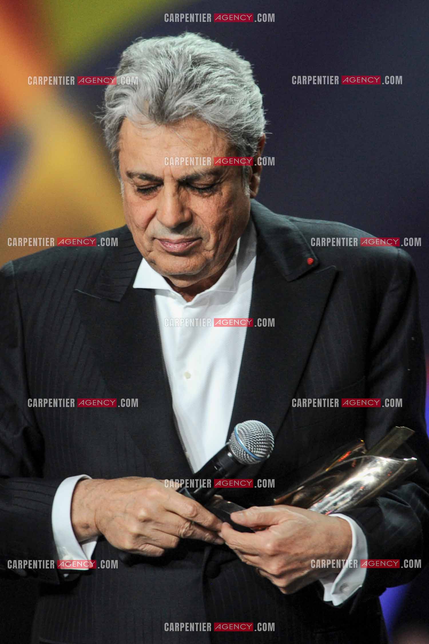 28e cérémonie des Victoires de la musique le 8 février 2013 au Zénith de Paris. Le chanteur Enrico Macias reçoiot la victoire d'honneur des mains du chanteur Khaled.