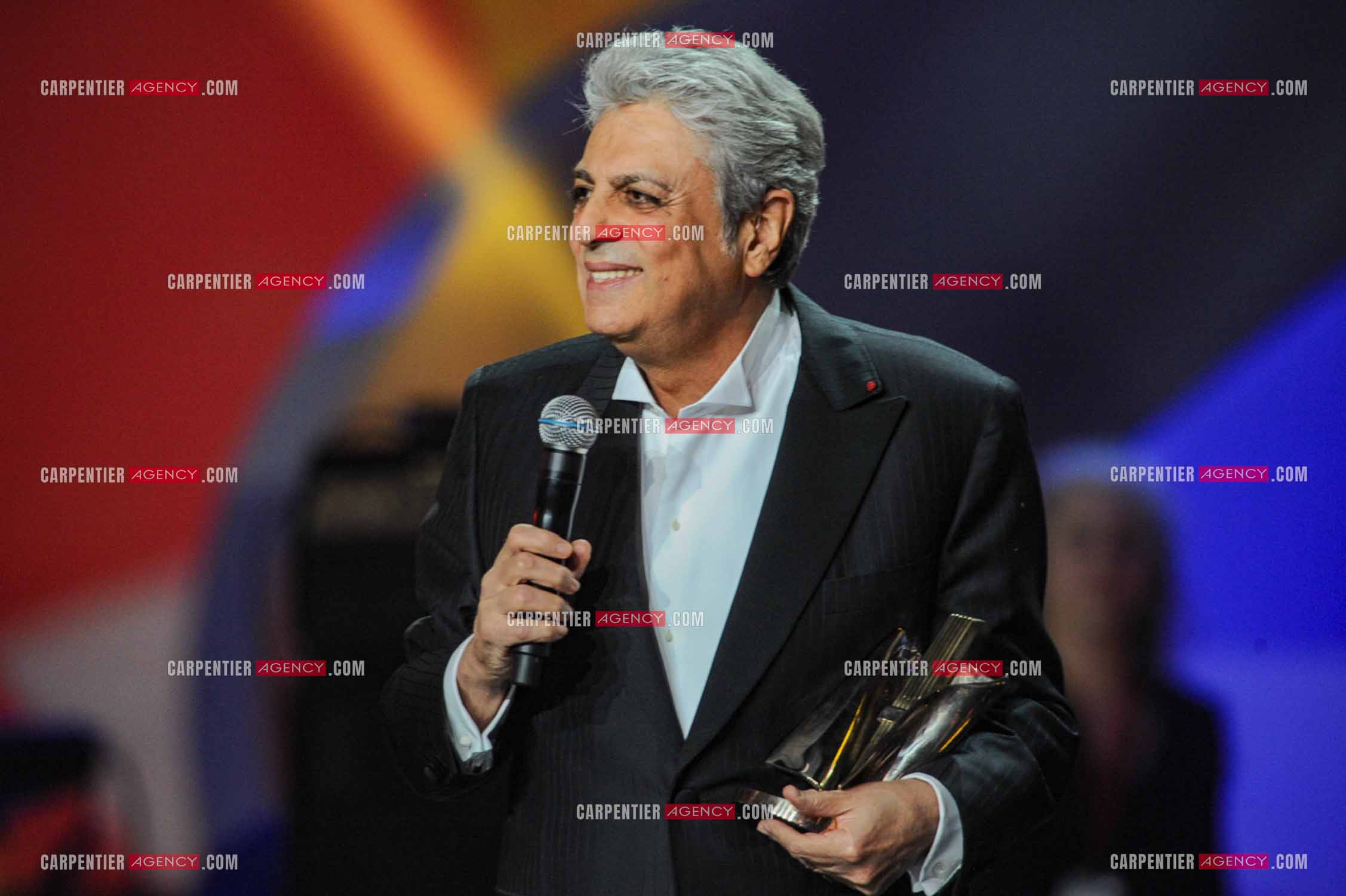 28e cérémonie des Victoires de la musique le 8 février 2013 au Zénith de Paris. Le chanteur Enrico Macias reçoiot la victoire d'honneur des mains du chanteur Khaled.