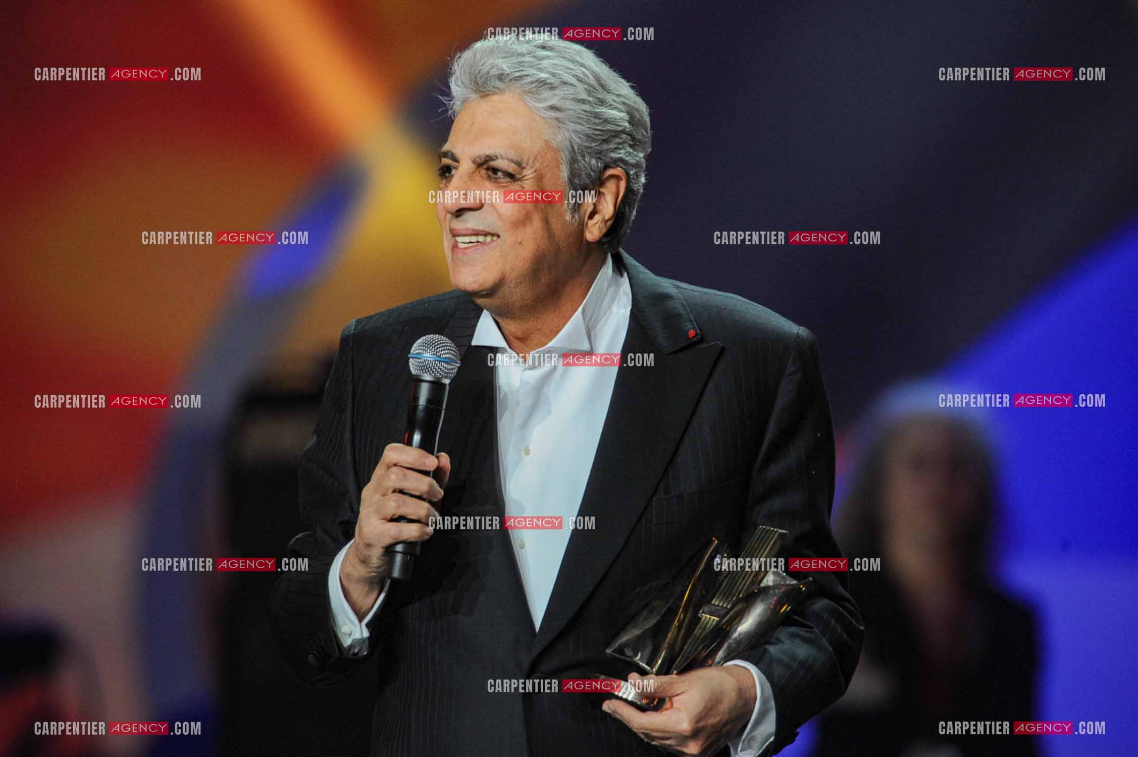28e cérémonie des Victoires de la musique le 8 février 2013 au Zénith de Paris. Le chanteur Enrico Macias reçoiot la victoire d'honneur des mains du chanteur Khaled.