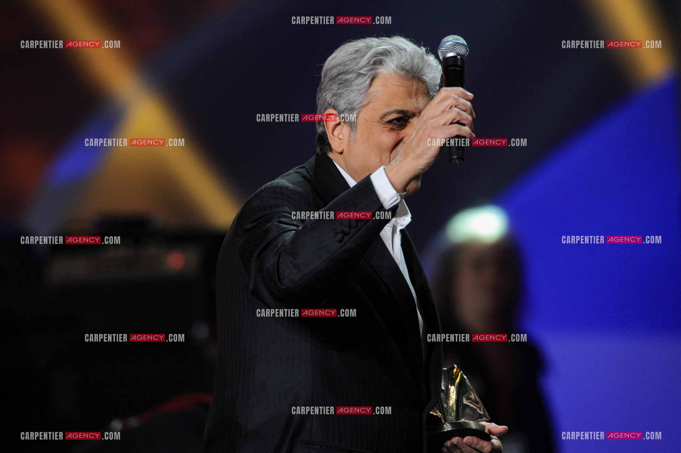 28e cérémonie des Victoires de la musique le 8 février 2013 au Zénith de Paris. Le chanteur Enrico Macias reçoiot la victoire d'honneur des mains du chanteur Khaled.