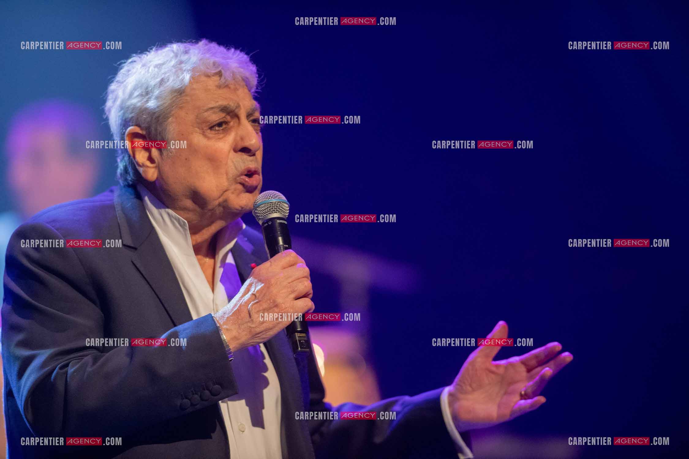 Le chanteur Enrico Macias en concert à Toulon au Palais Neptune.  ( Exclusif )