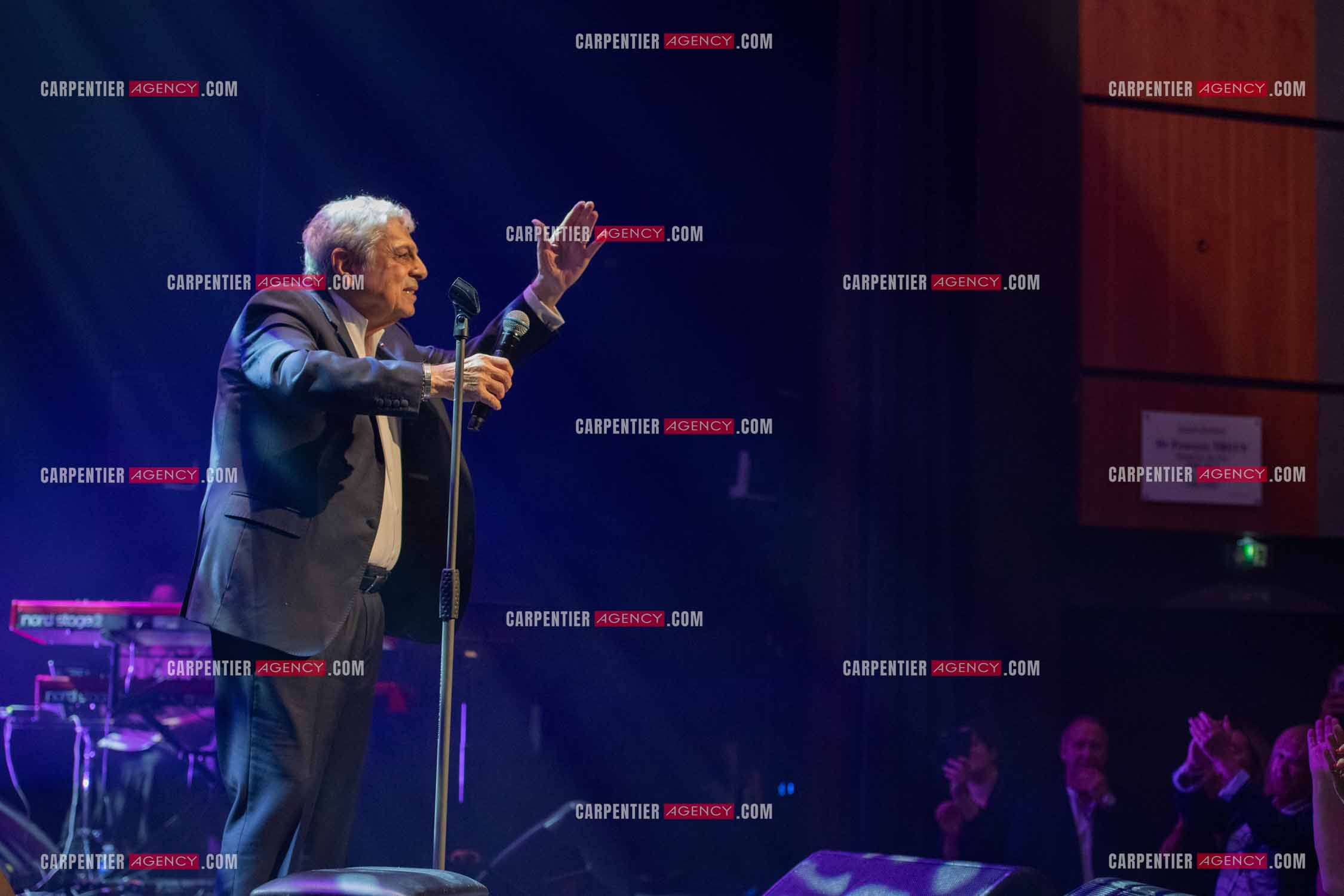 Le chanteur Enrico Macias en concert à Toulon au Palais Neptune.  ( Exclusif )