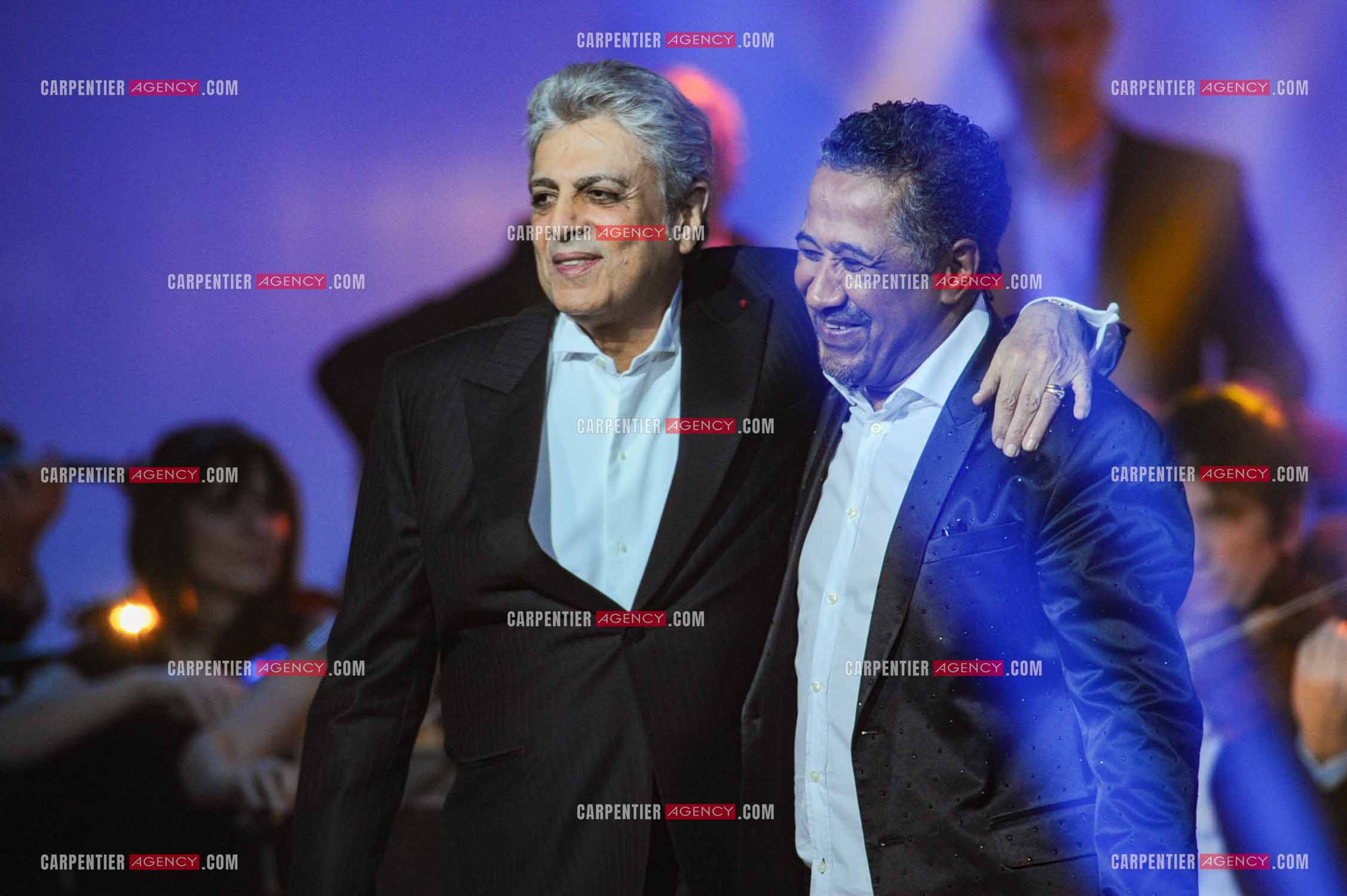 28e cérémonie des Victoires de la musique le 8 février 2013 au Zénith de Paris. Le chanteur Enrico Macias reçoiot la victoire d'honneur des mains du chanteur Khaled.