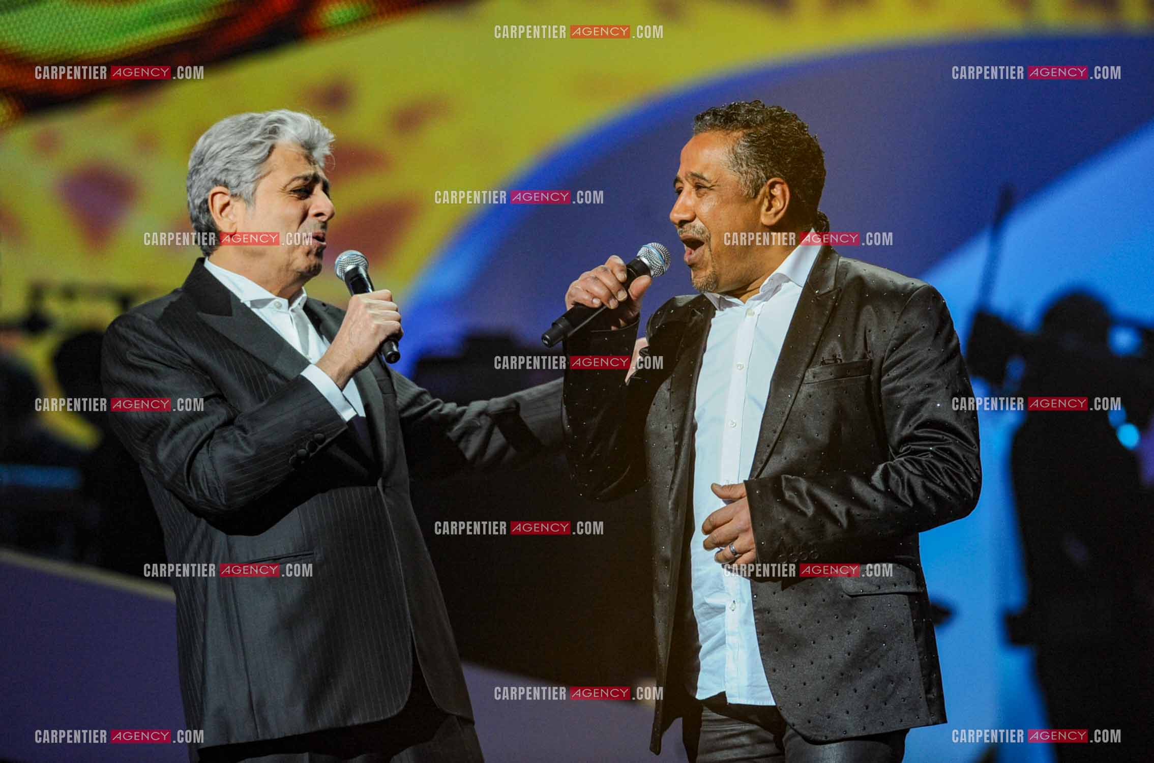 28e cérémonie des Victoires de la musique le 8 février 2013 au Zénith de Paris. Le chanteur Enrico Macias reçoiot la victoire d'honneur des mains du chanteur Khaled.