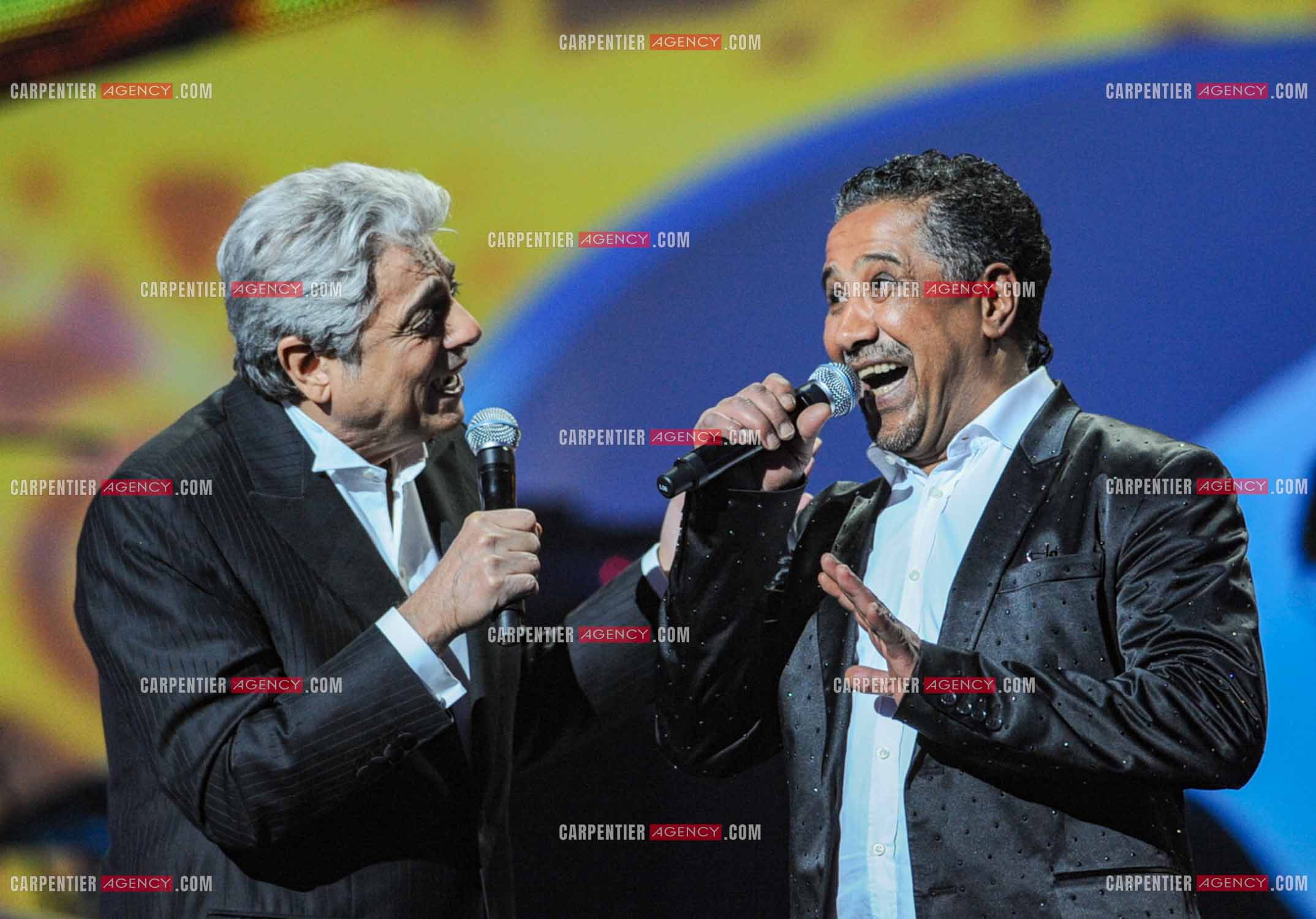 28e cérémonie des Victoires de la musique le 8 février 2013 au Zénith de Paris. Le chanteur Enrico Macias reçoiot la victoire d'honneur des mains du chanteur Khaled.