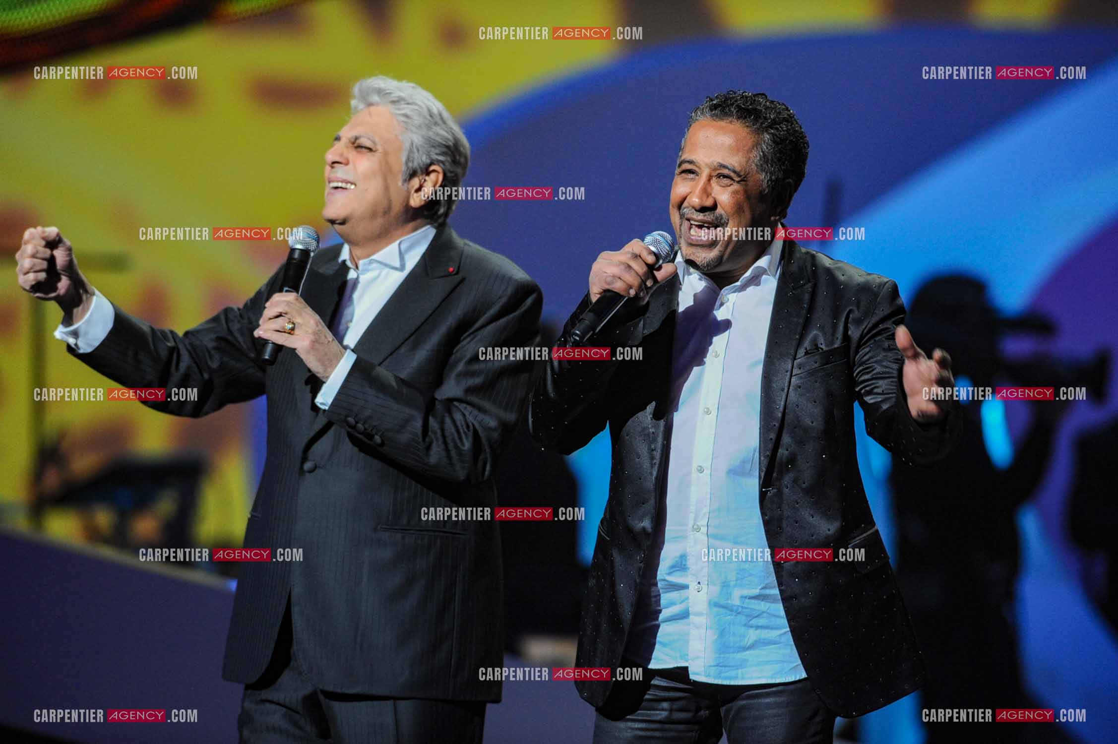 28e cérémonie des Victoires de la musique le 8 février 2013 au Zénith de Paris. Le chanteur Enrico Macias reçoiot la victoire d'honneur des mains du chanteur Khaled.