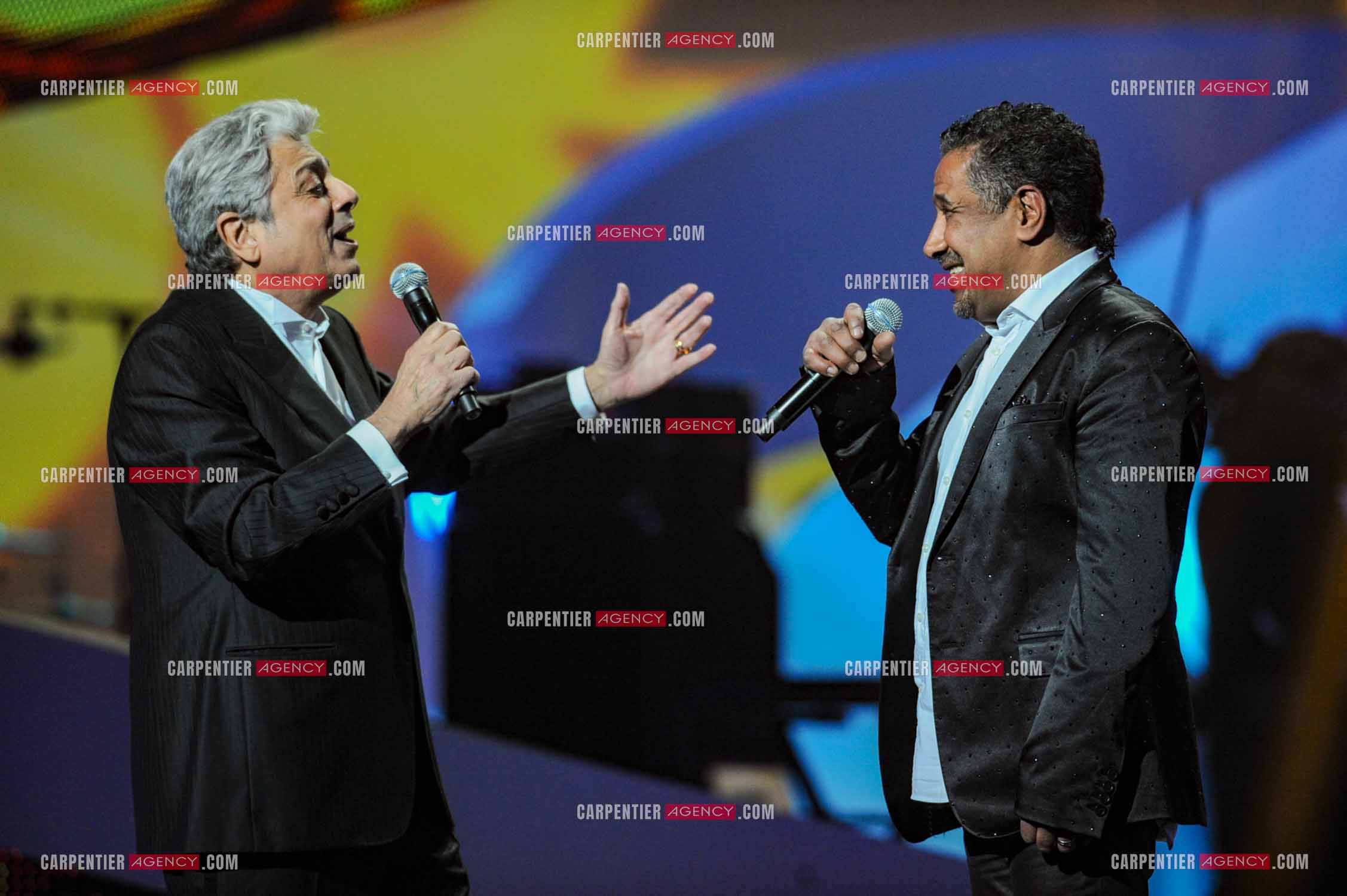 28e cérémonie des Victoires de la musique le 8 février 2013 au Zénith de Paris. Le chanteur Enrico Macias reçoiot la victoire d'honneur des mains du chanteur Khaled.