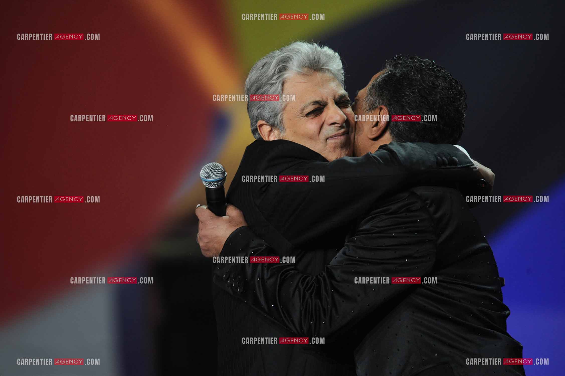 28e cérémonie des Victoires de la musique le 8 février 2013 au Zénith de Paris. Le chanteur Enrico Macias reçoiot la victoire d'honneur des mains du chanteur Khaled.
