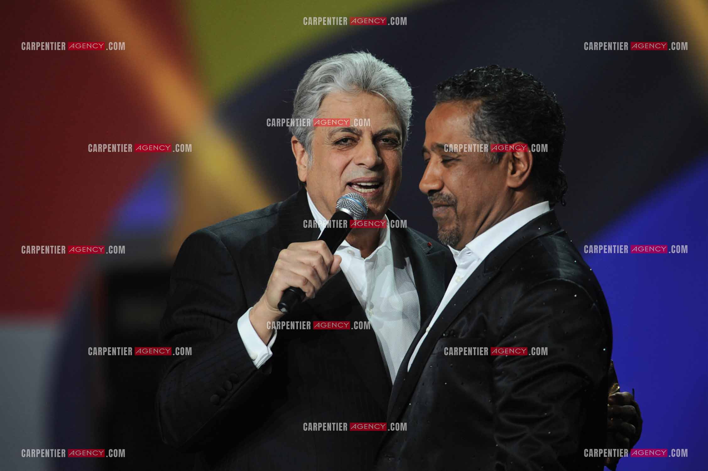 28e cérémonie des Victoires de la musique le 8 février 2013 au Zénith de Paris. Le chanteur Enrico Macias reçoiot la victoire d'honneur des mains du chanteur Khaled.