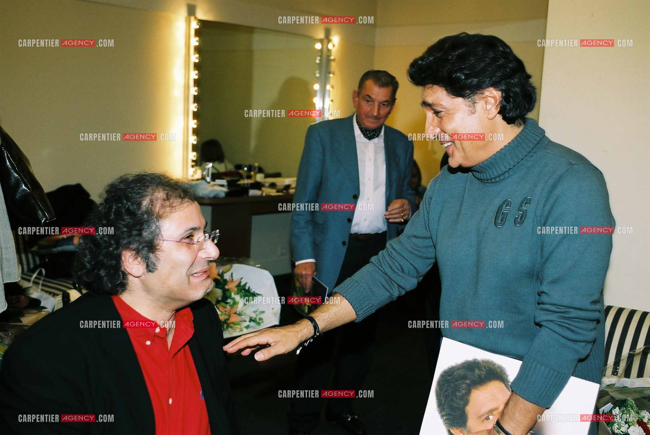 Le chanteur Frédéric François à l'Olympia du 18 au 26 octobre 2002. Dans sa loge, Frédéric François et son parolier Frédéric Zeitoun.  ( Exclusif )