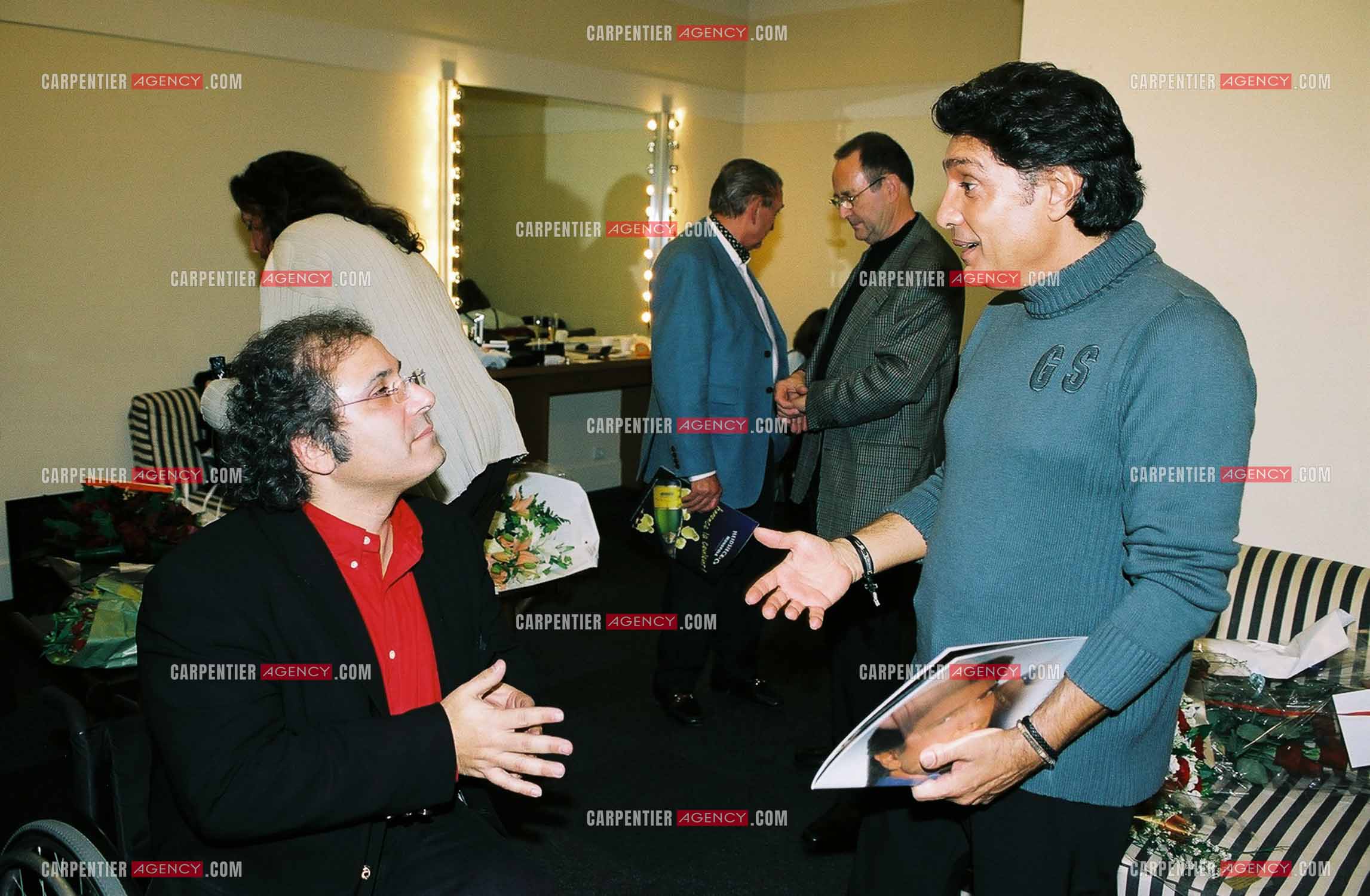 Le chanteur Frédéric François à l'Olympia du 18 au 26 octobre 2002. Dans sa loge, Frédéric François et son parolier Frédéric Zeitoun.  ( Exclusif )