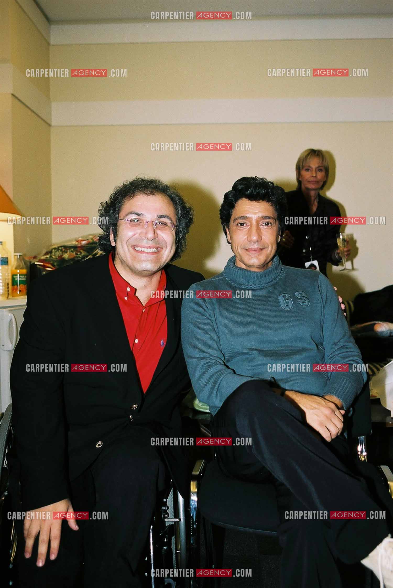 Le chanteur Frédéric François à l'Olympia du 18 au 26 octobre 2002. Dans sa loge, Frédéric François et son parolier Frédéric Zeitoun.  ( Exclusif )