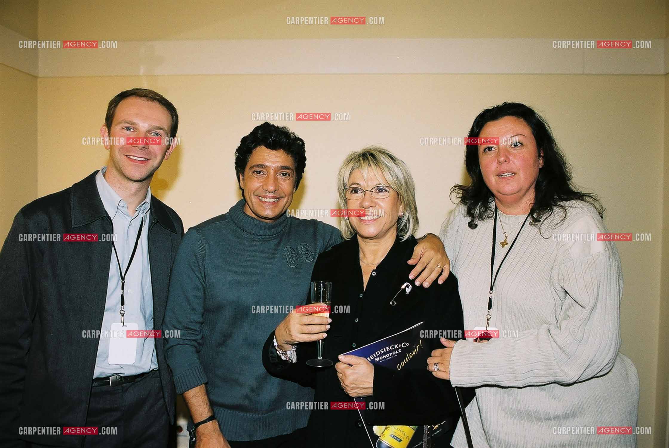 Le chanteur Frédéric François à l'Olympia du 18 au 26 octobre 2002. Autour de Frédéric François, son équipe d'attachés de presse AMC composée de Stéphane Letellier, Annie Markhan et Sophie Lenoir.  ( Exclusif )